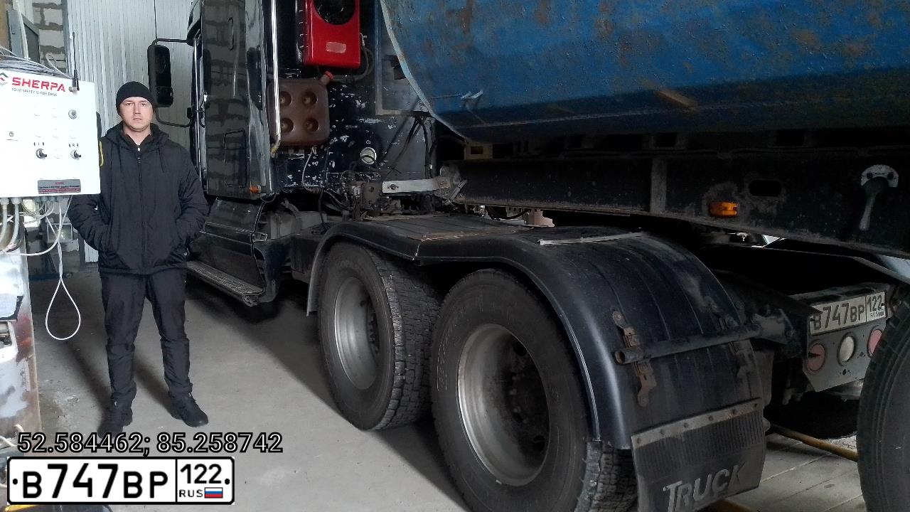 Фото автомобиля FREIGHTLINER CENTURY S/T, 2002 — госномер В747ВР122. Цвет: ЧЕРНЫЙ