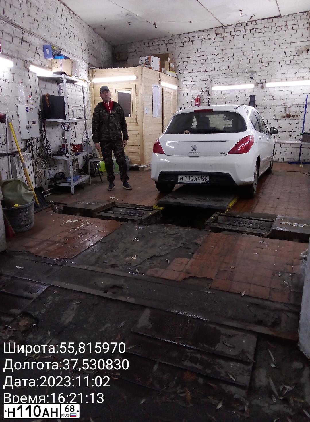 Фото автомобиля ПЕЖО 308, 2012 — госномер Е756ВЕ977. Цвет: БЕЛЫЙ