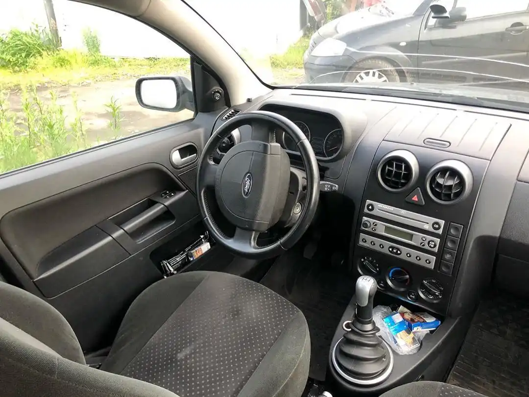 Фото автомобиля FORD FUSION, 2005 — госномер Е173ХК98. Цвет: ЧЕРНЫЙ