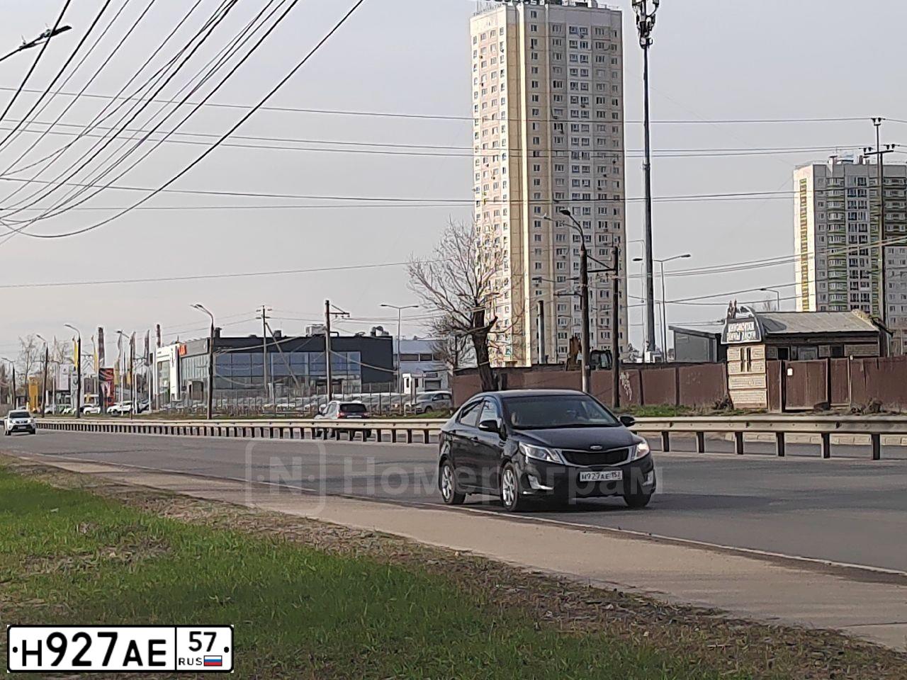 Фото автомобиля HYUNDAI SANTA FE, 2020 — госномер Н927АЕ57. Цвет: ЧЕРНЫЙ