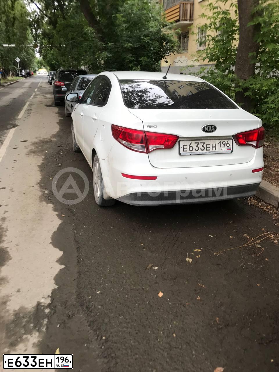 Фото автомобиля KIA RIO, 2016 — госномер Е633ЕН196. Цвет: БЕЛЫЙ