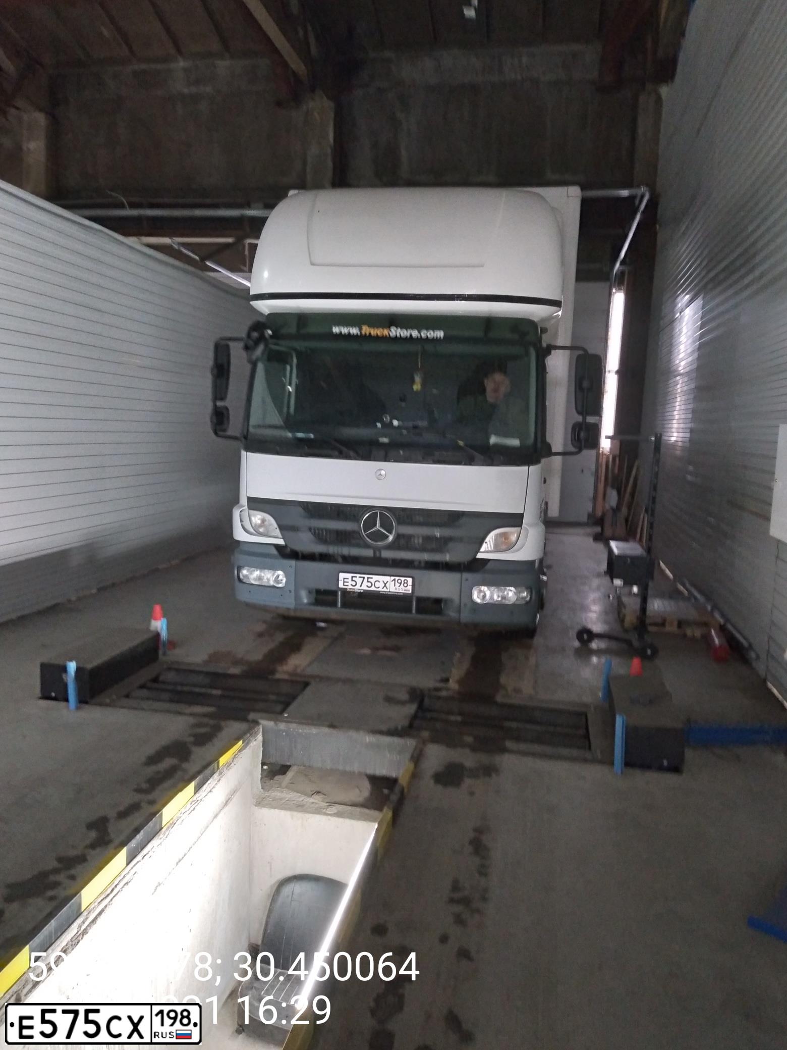 Фото автомобиля MERCEDES ATEGO, 2011 — госномер Е575СХ198. Цвет: Белый
