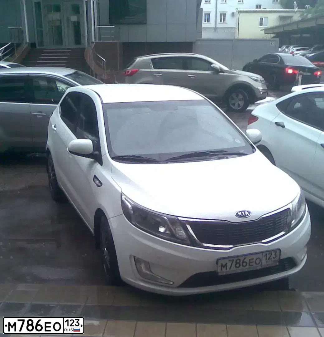 Фото автомобиля KIA RIO, 2012 — госномер М786ЕО123. Цвет: БЕЛЫЙ