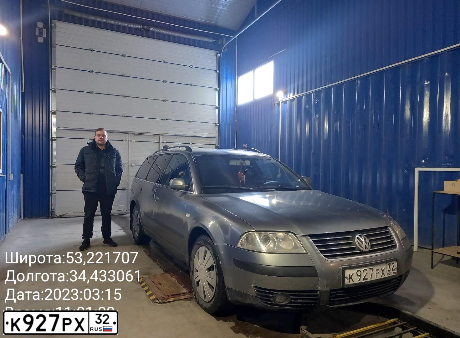 Фото автомобиля VOLKSWAGEN PASSAT, 2002 — госномер К128АУ550. Цвет: белый(серый)