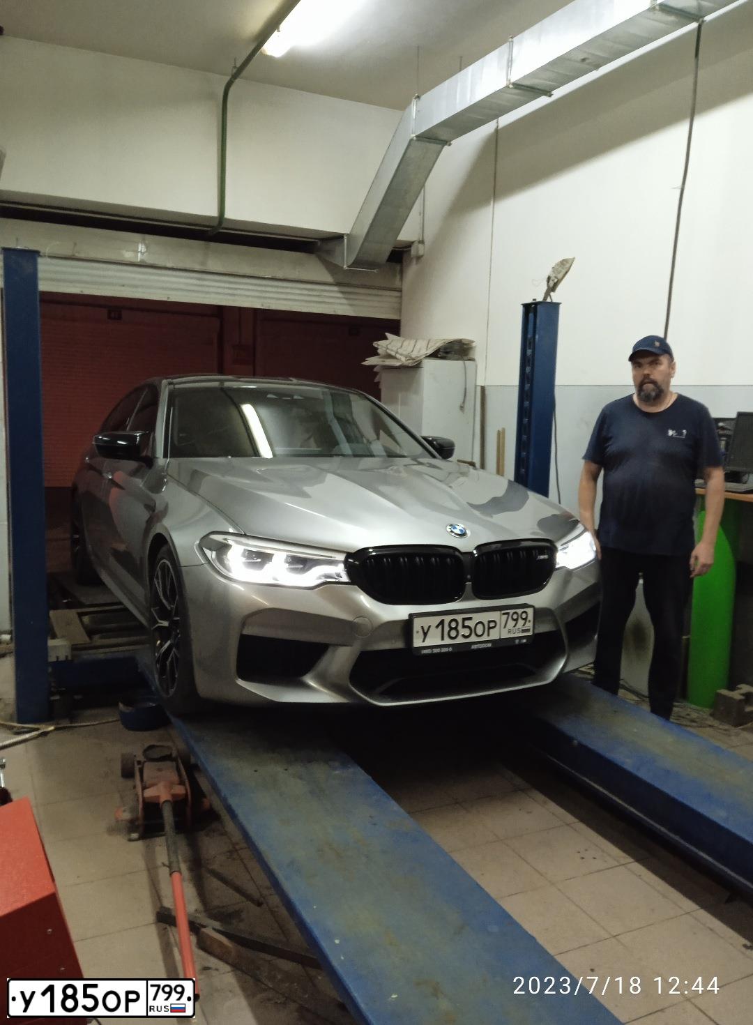 Фото автомобиля BMW M5, 2019 — госномер М033МР95. Цвет: СЕРЫЙ