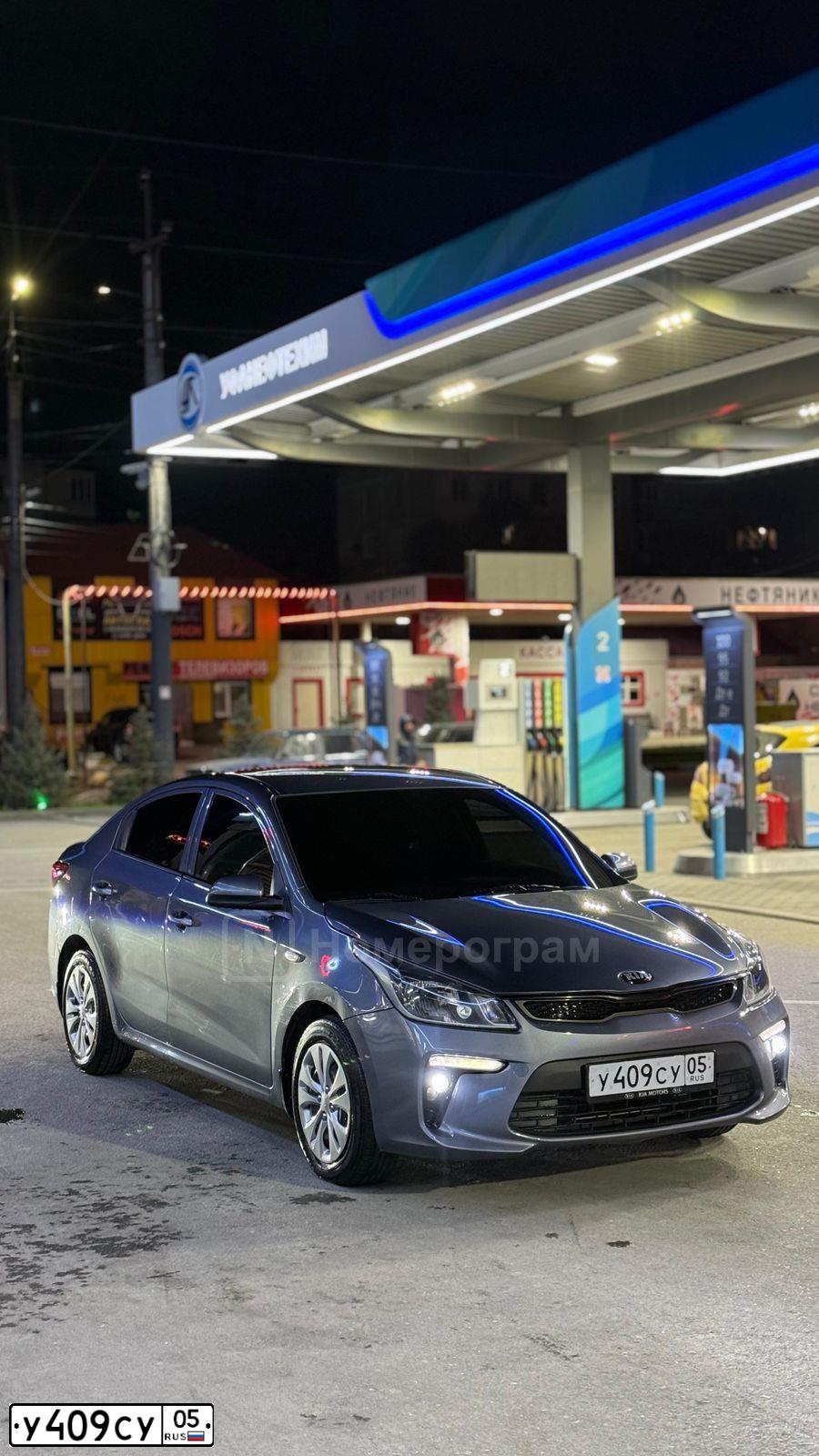 Фото автомобиля KIA RIO, 2019 — госномер У409СУ05. Цвет: СЕРЫЙ