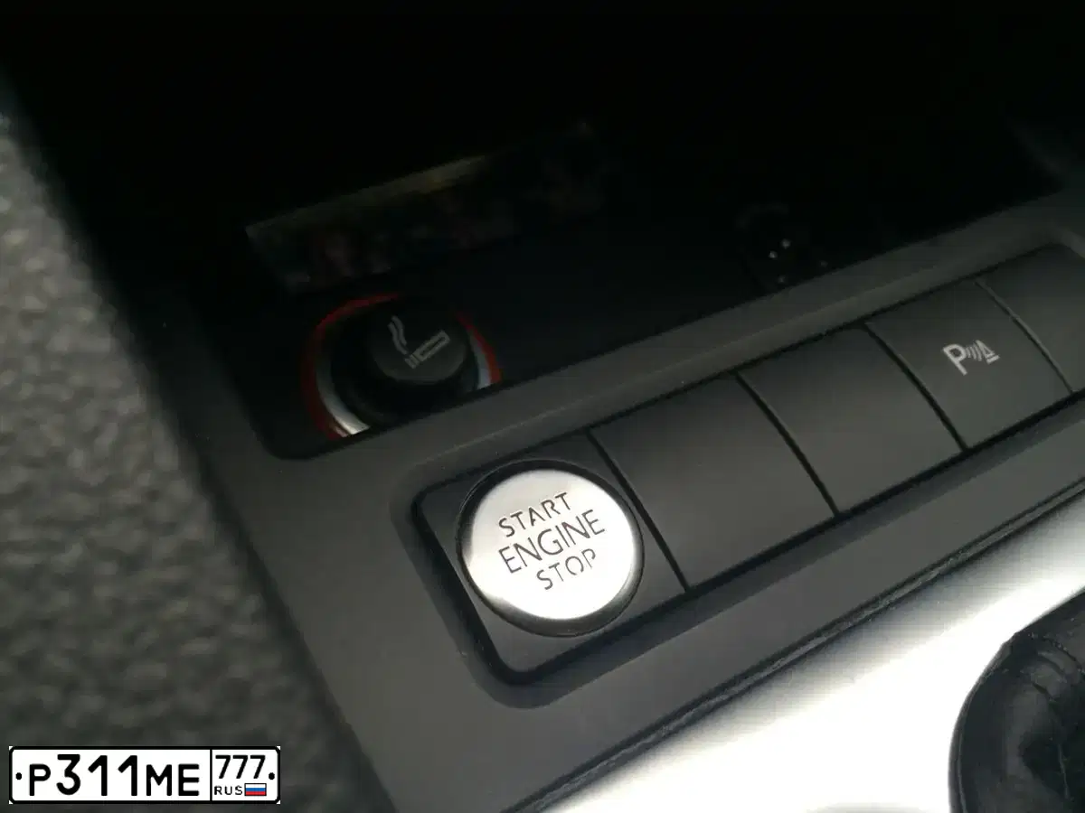 Фото автомобиля VOLKSWAGEN JETTA, 2012 — госномер У545КУ750. Цвет: БЕЛЫЙ