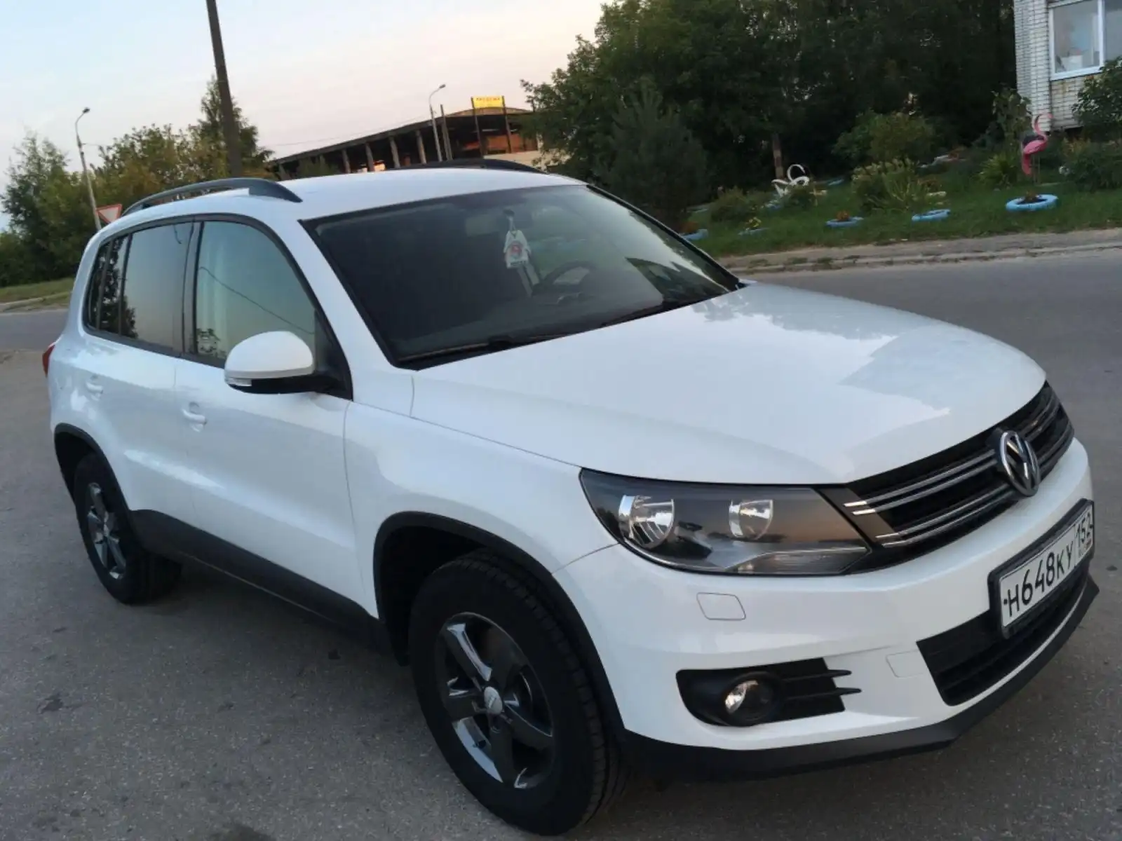 Фото автомобиля VOLKSWAGEN TIGUAN, 2014 — госномер Р608ХУ152. Цвет: Белый