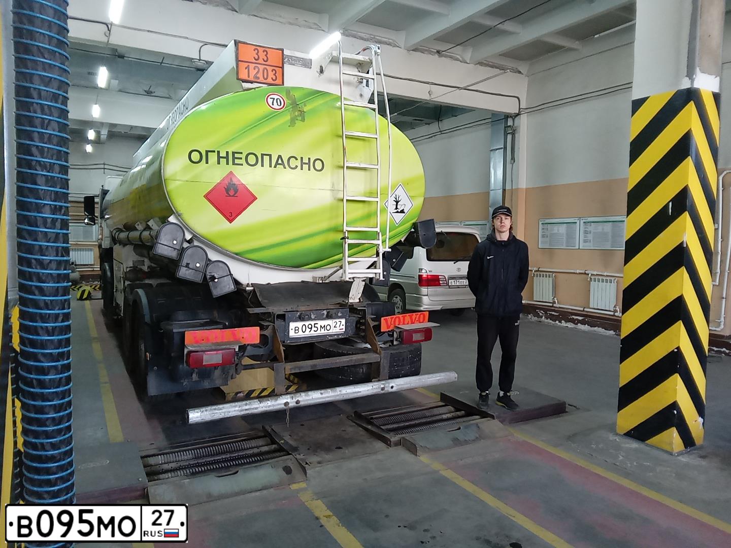 Фото автомобиля VOLVO O SERIE FM 8X4, 2012 — госномер В094МО27. Цвет: Оранжевый
