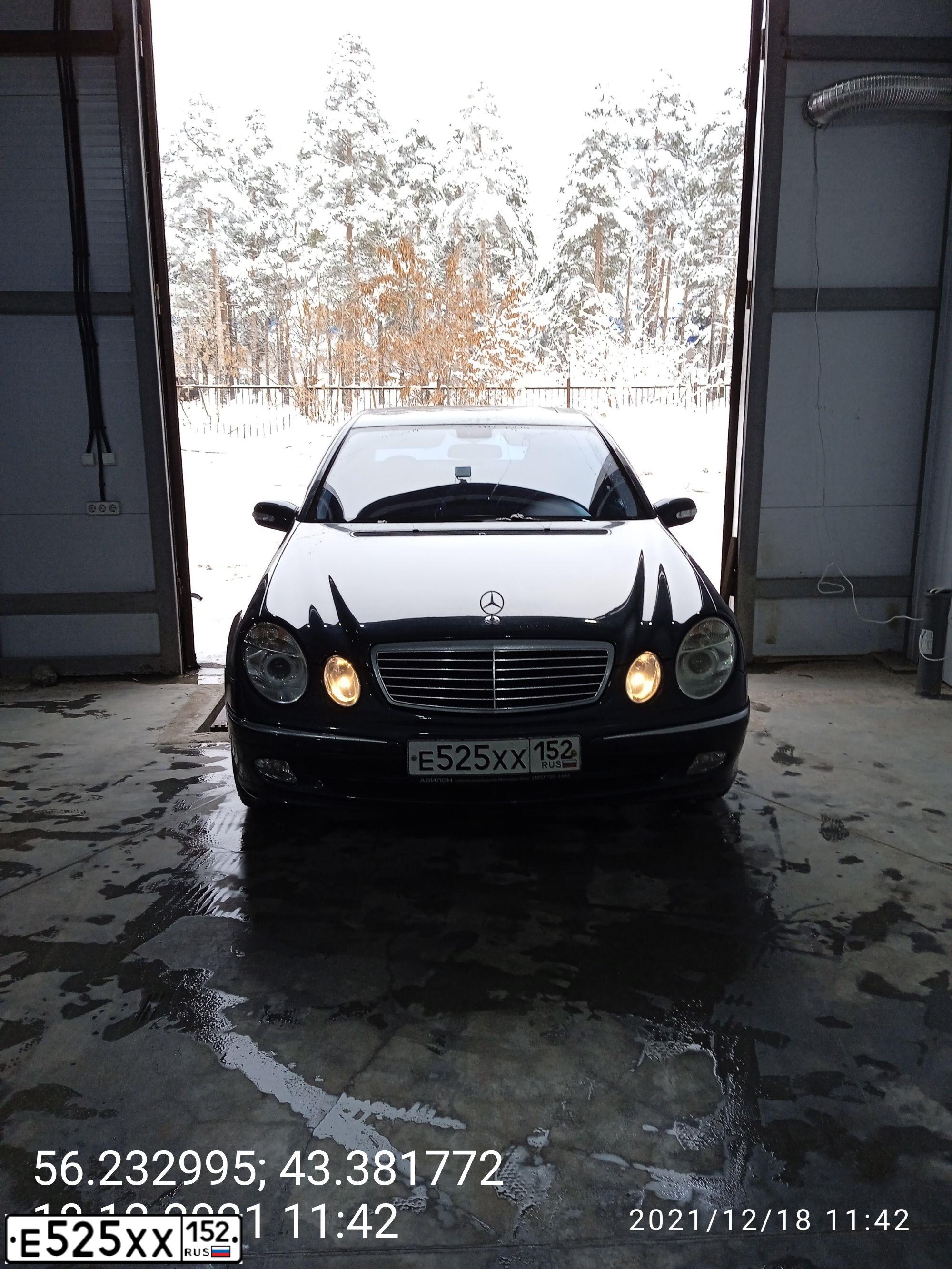 Фото автомобиля MERCEDES-BENZ E240, 2003 — госномер Х533МР152. Цвет: синий