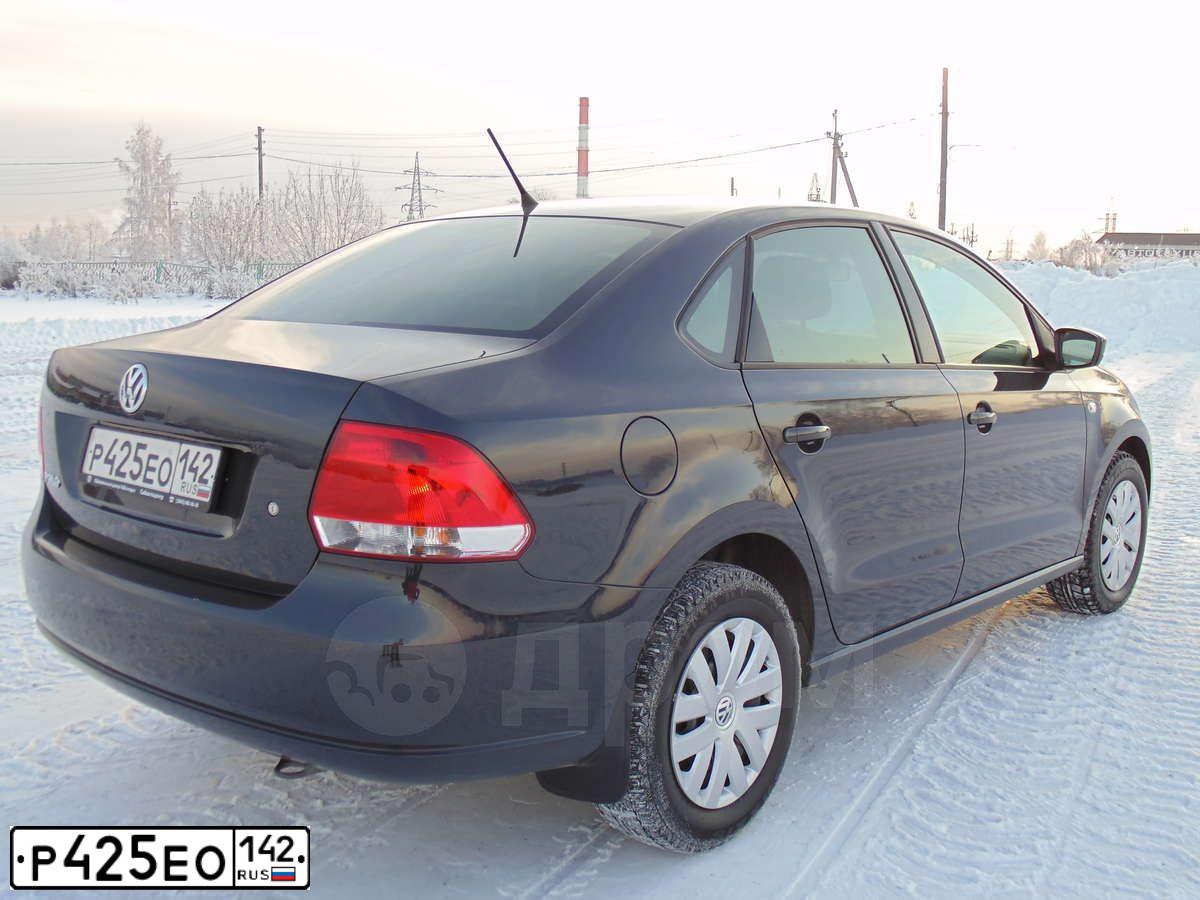 Фото автомобиля VOLKSWAGEN POLO, 2015 — госномер Р425ЕО142. Цвет: СЕРЫЙ