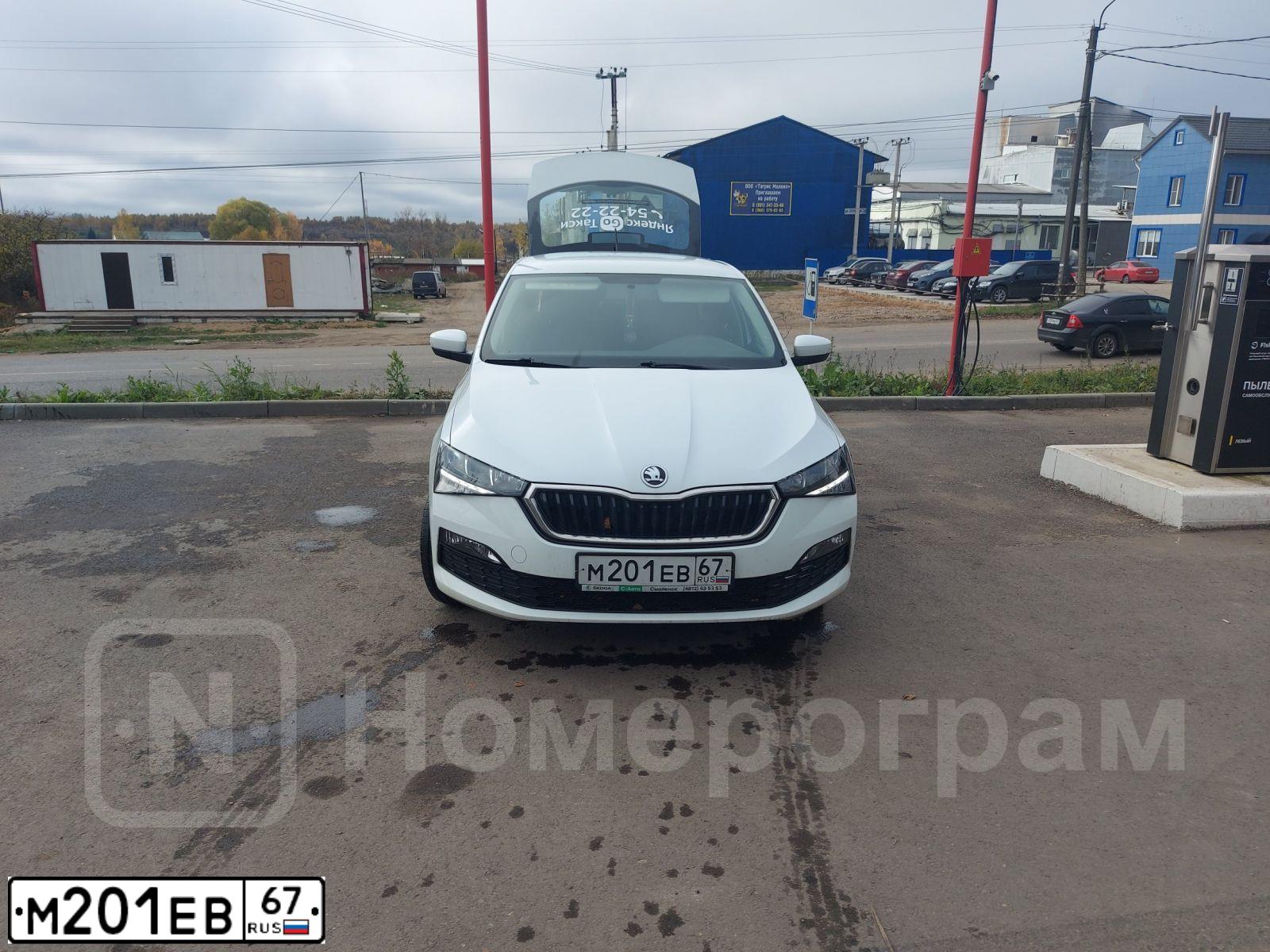 Фото автомобиля SKODA RAPID, 2020 — госномер М201ЕВ67. Цвет: Белый