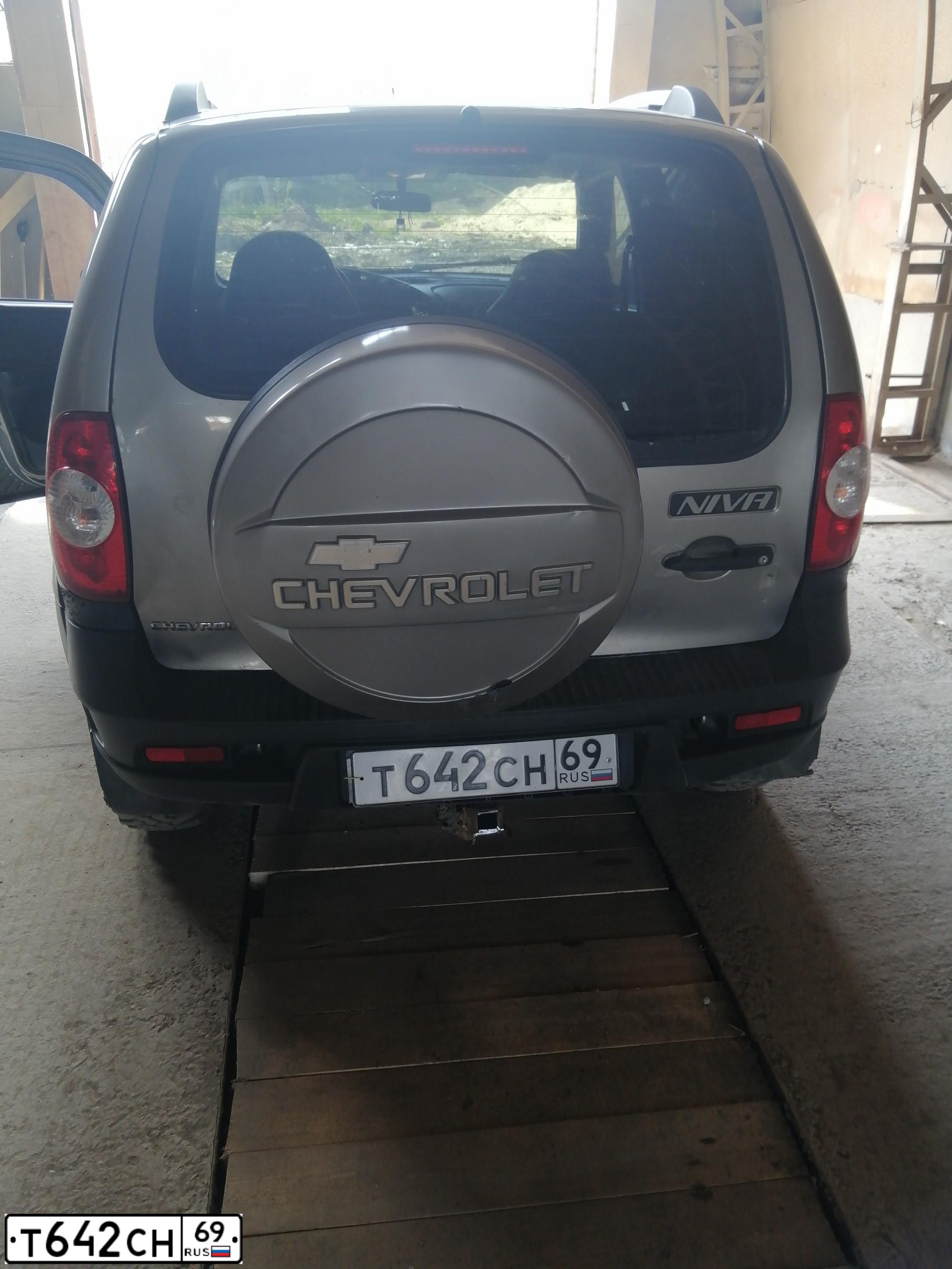 Фото автомобиля CHEVROLET NIVA, 2010 — госномер Т642СН69. Цвет: СЕРО-КОРИЧНЕВЫЙ