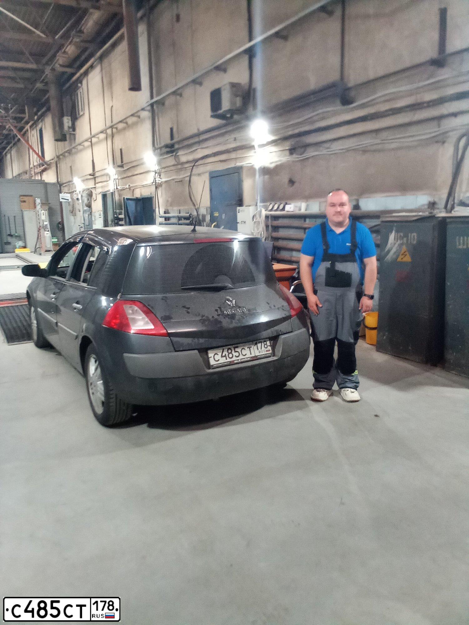 Фото автомобиля RENAULT MEGANE, 2004 — госномер К557ОК147. Цвет: ТЕМНО-СЕРЫЙ