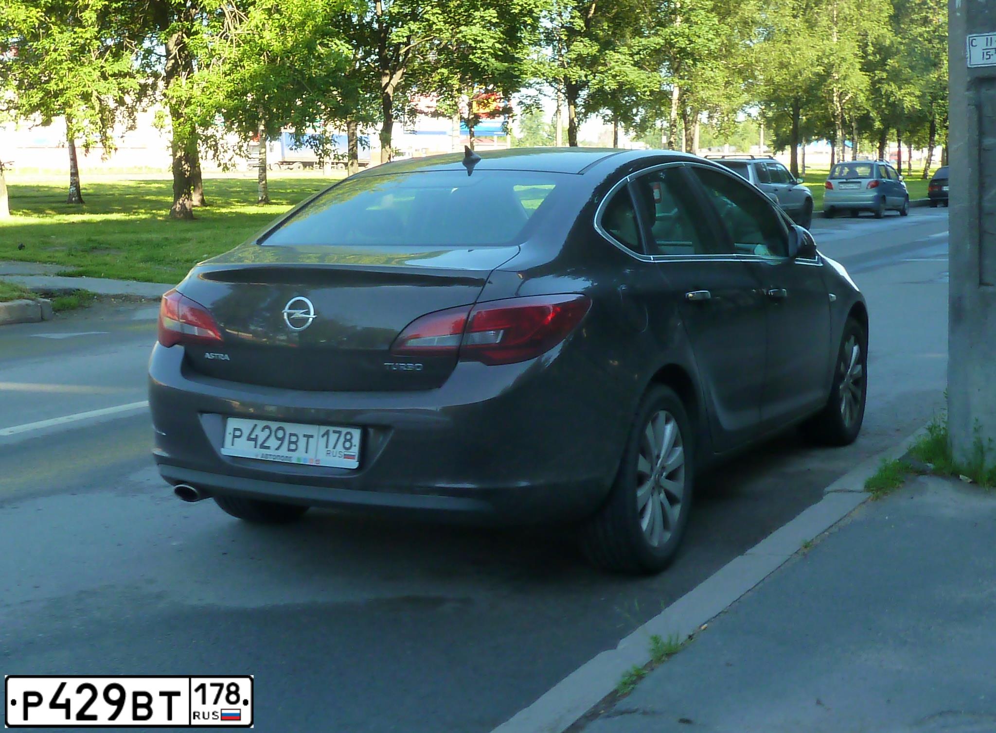 Фото автомобиля OPEL ASTRA, 2013 — госномер Р429ВТ178. Цвет: КОРИЧНЕВЫЙ МЕТАЛЛИК
