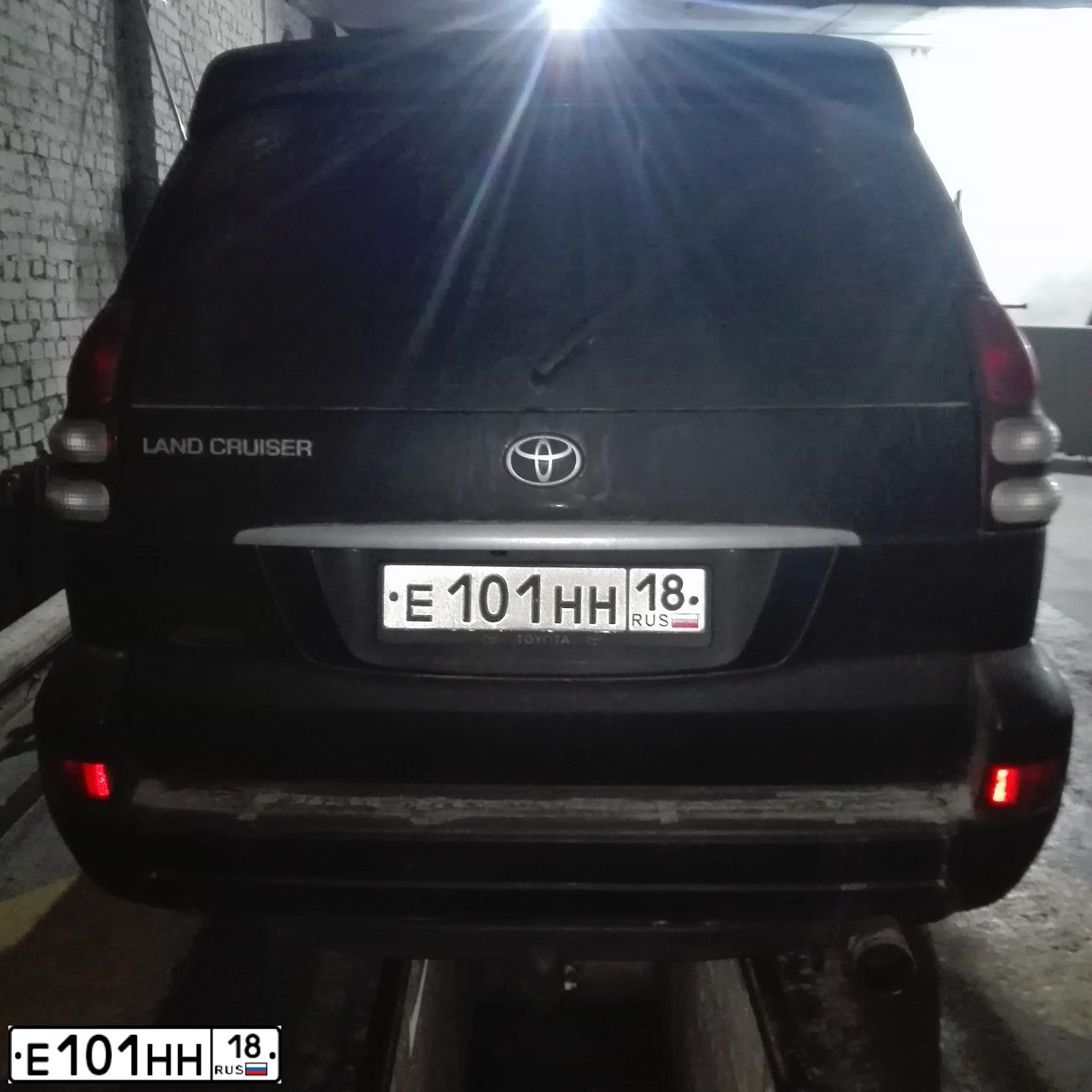 Фото автомобиля TOYOTA LANDCRUISER, 2008 — госномер Е101ЕН18. Цвет: ЧЕРНЫЙ