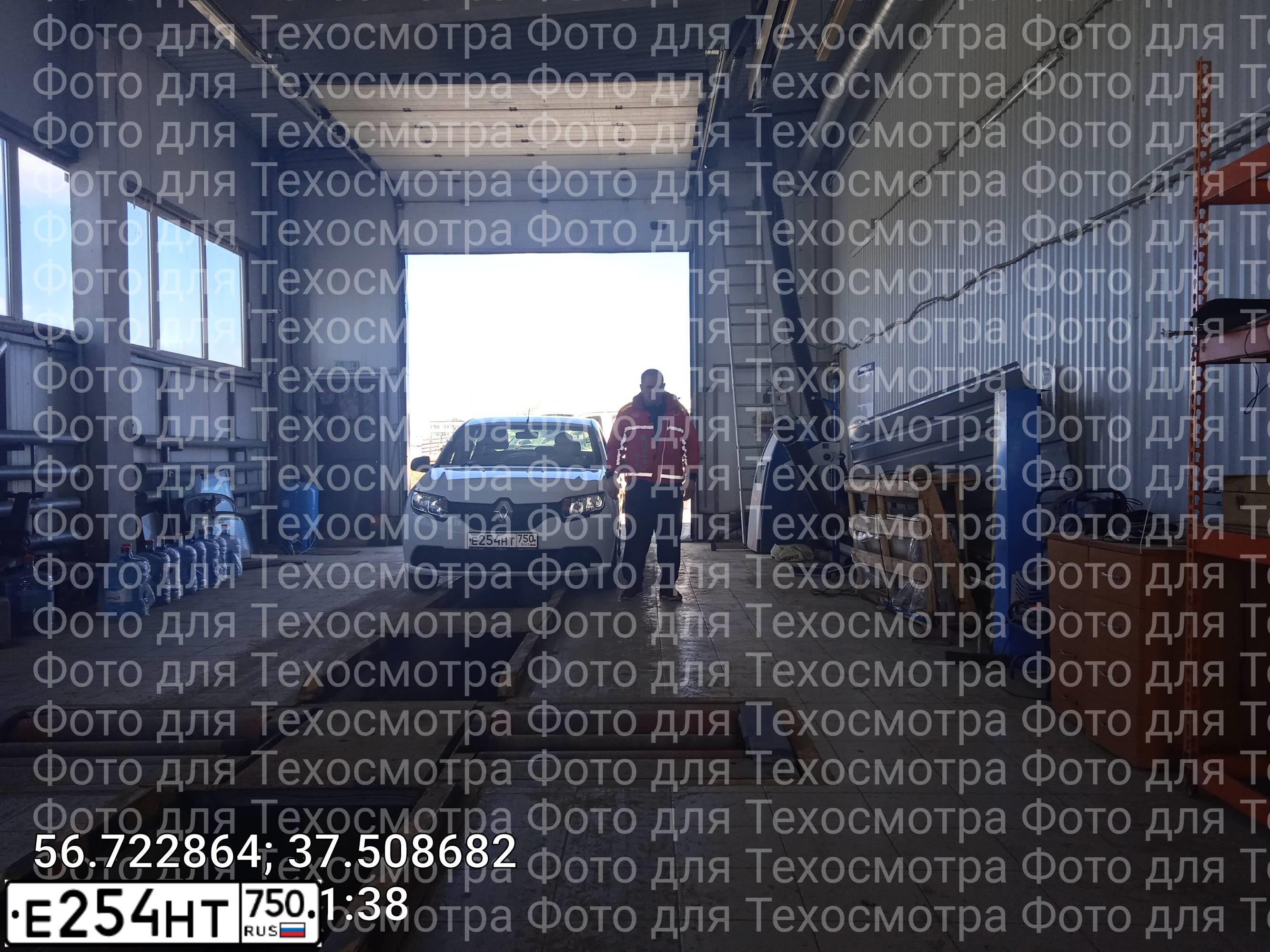Фото автомобиля RENAULT LOGAN, 2016 — госномер К999КА90. Цвет: Белый