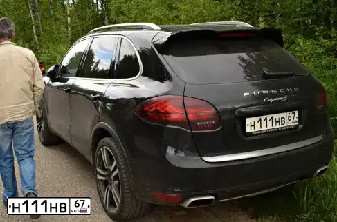 Фото автомобиля PORSCHE CAYENNE, 2012 — госномер Н111НВ67. Цвет: ЧЕРНЫЙ