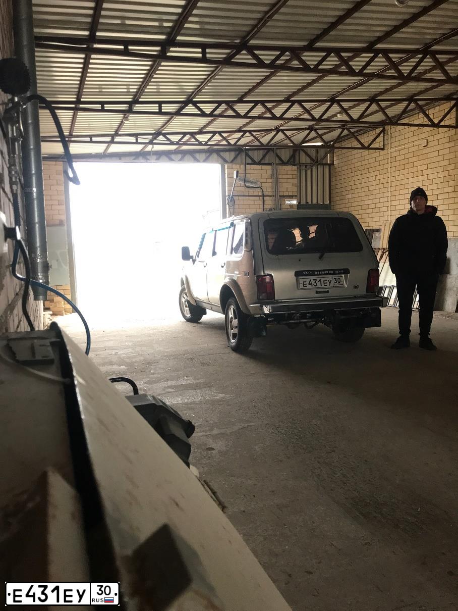 Фото автомобиля LADA 2131 NIVA, 2002 — госномер Т222ВН30. Цвет: СЕРЕБРИСТЫЙ ЖЕЛТО-ЗЕЛЕНЫЙ