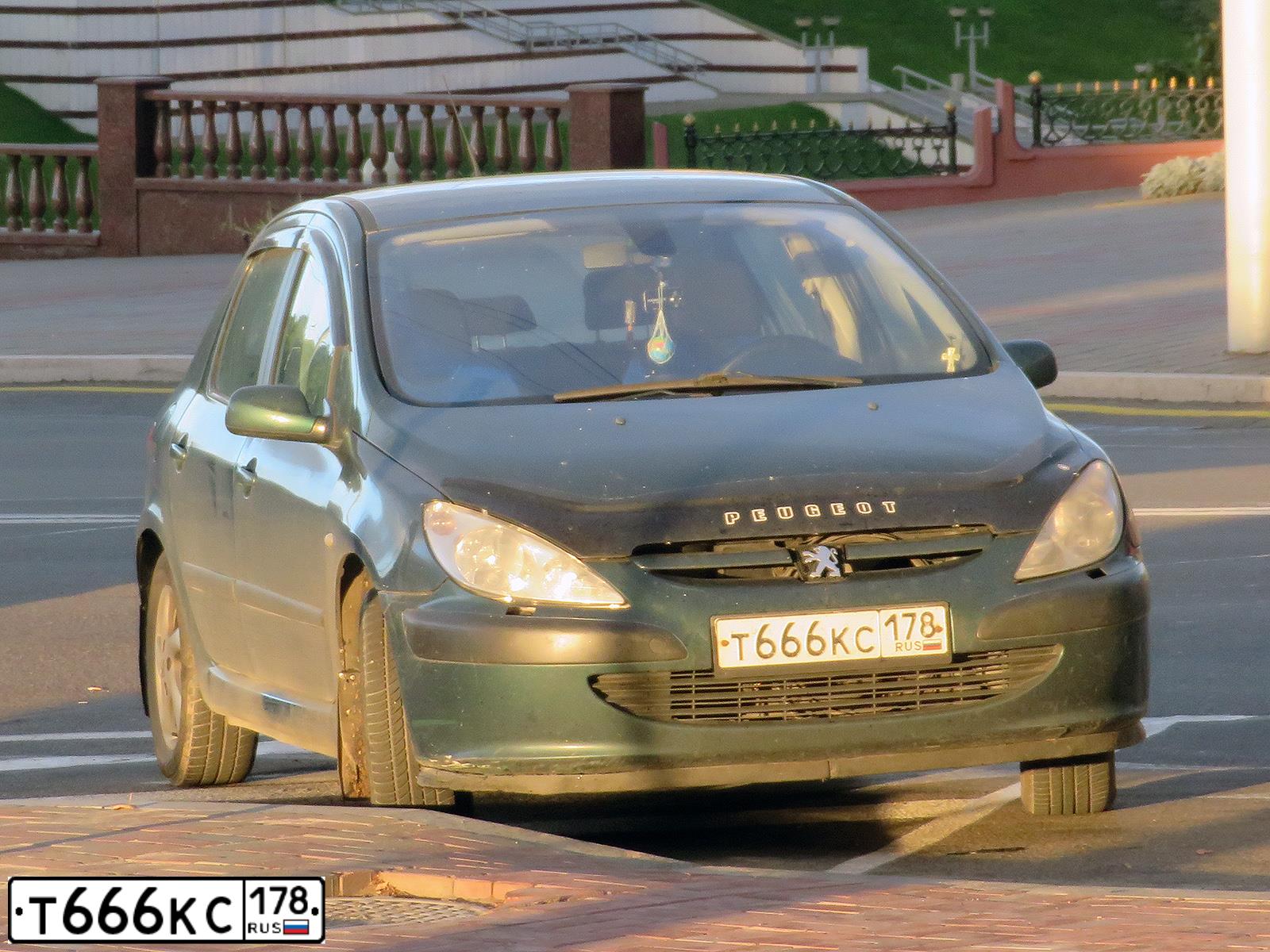 Фото автомобиля PEUGEOT 307, 2001 — госномер Т666КС178. Цвет: ЗЕЛЕНЫЙ