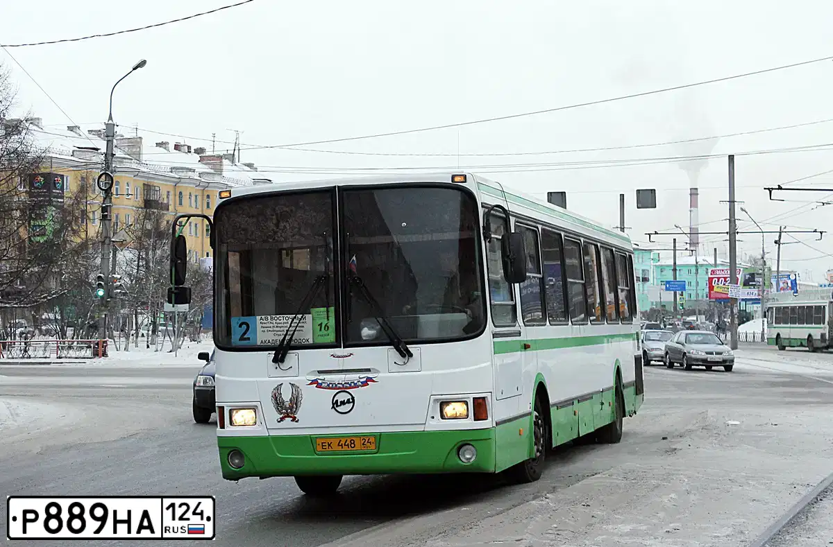 Фото автомобиля LIAZ 5256, 2006 — госномер Р889НА124. Цвет: БЕЛЫЙ С ЗЕЛЕНОЙ ПОЛОСОЙ