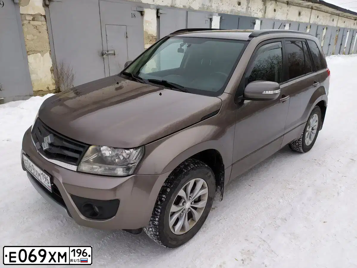 Фото автомобиля SUZUKI /GRAND/ VITARA, 2013 — госномер А298ЕМ196. Цвет: БРОНЗОВЫЙ