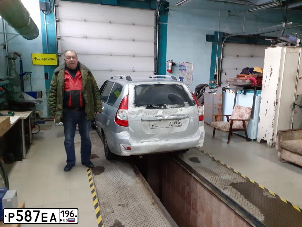 Фото автомобиля LADA 2171 PRIORA, 2010 — госномер Р587ЕА196. Цвет: СВЕТЛО СЕРЕБРИСТЫЙ МЕТАЛЛ