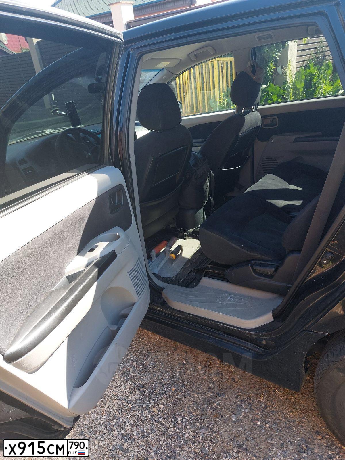 Фото автомобиля MITSUBISHI GRANDIS, 2007 — госномер М831ТС13. Цвет: ЧЕРНЫЙ