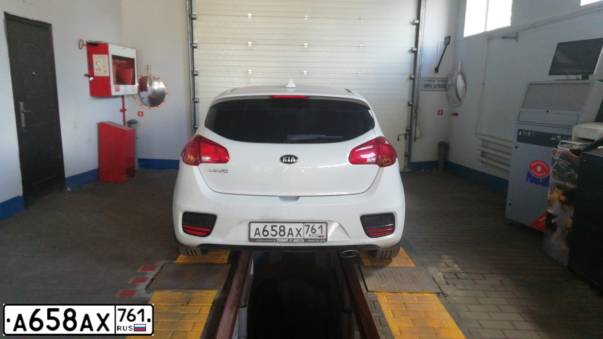 Фото автомобиля KIA CEE'D, 2017 — госномер А658АХ761. Цвет: Белый