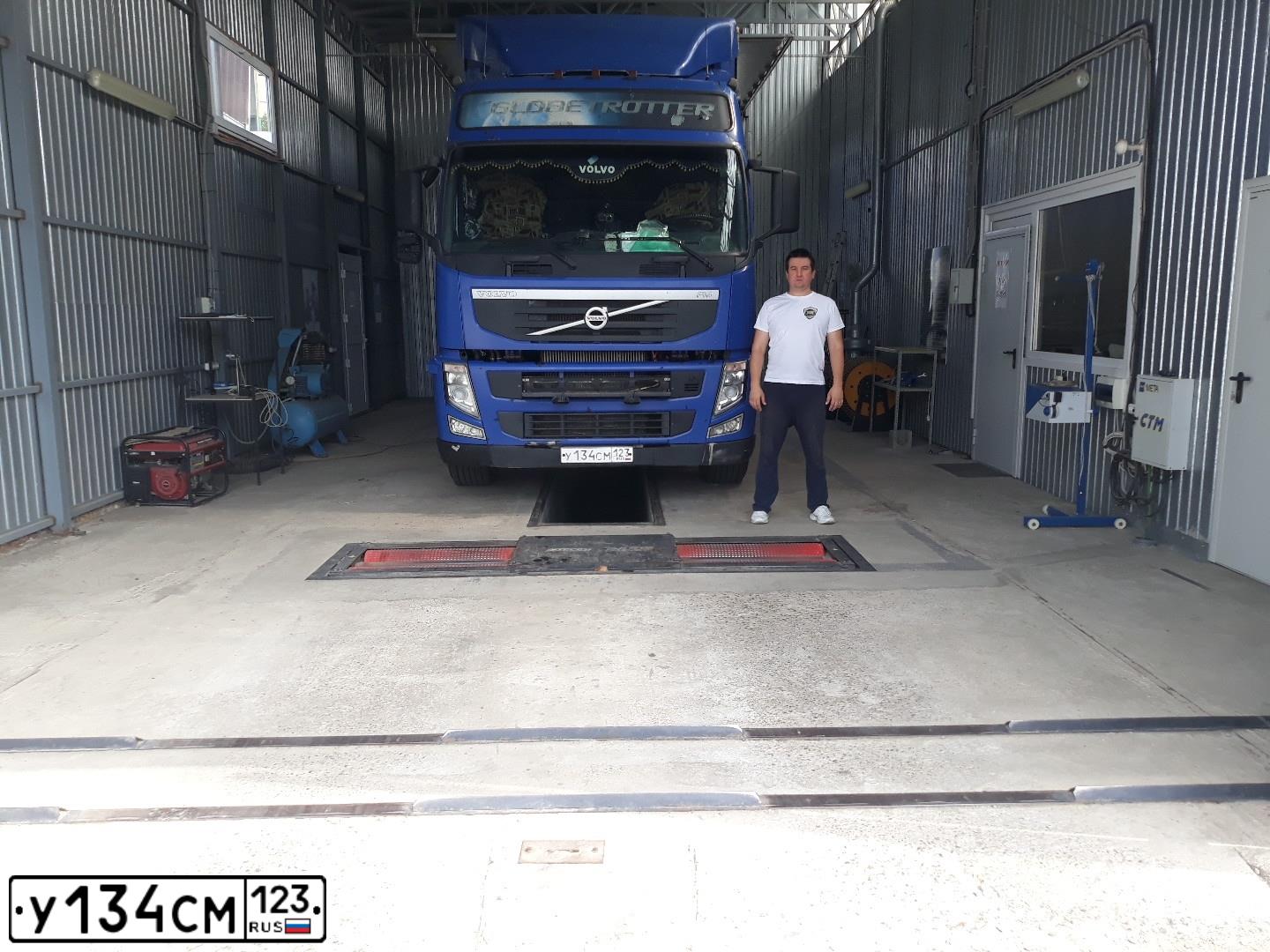 Фото автомобиля VOLVO SERIE FM /4X2/, 2012 — госномер У134СМ123. Цвет: СИНИЙ