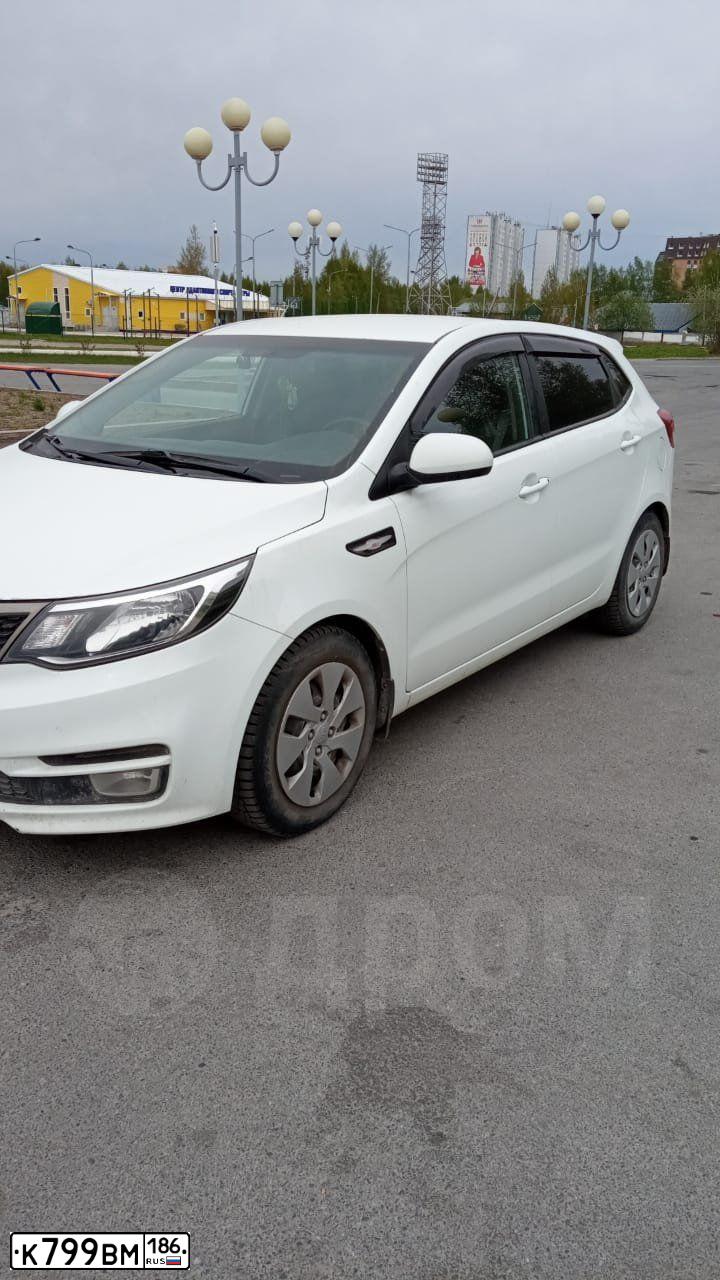 Фото автомобиля KIA RIO, 2016 — госномер К799ВМ186. Цвет: БЕЛЫЙ
