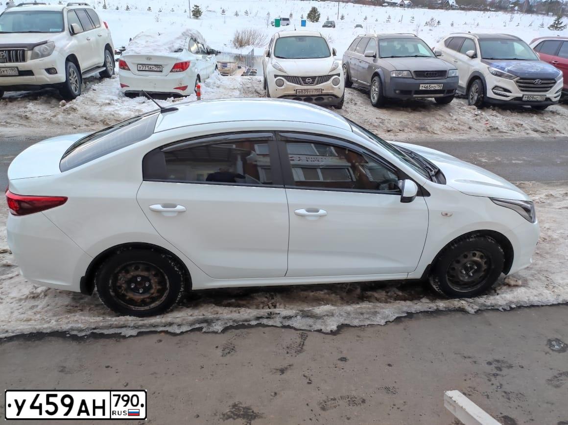 Фото автомобиля КИА РИО, 2018 — госномер Т288КМ136. Цвет: Белый