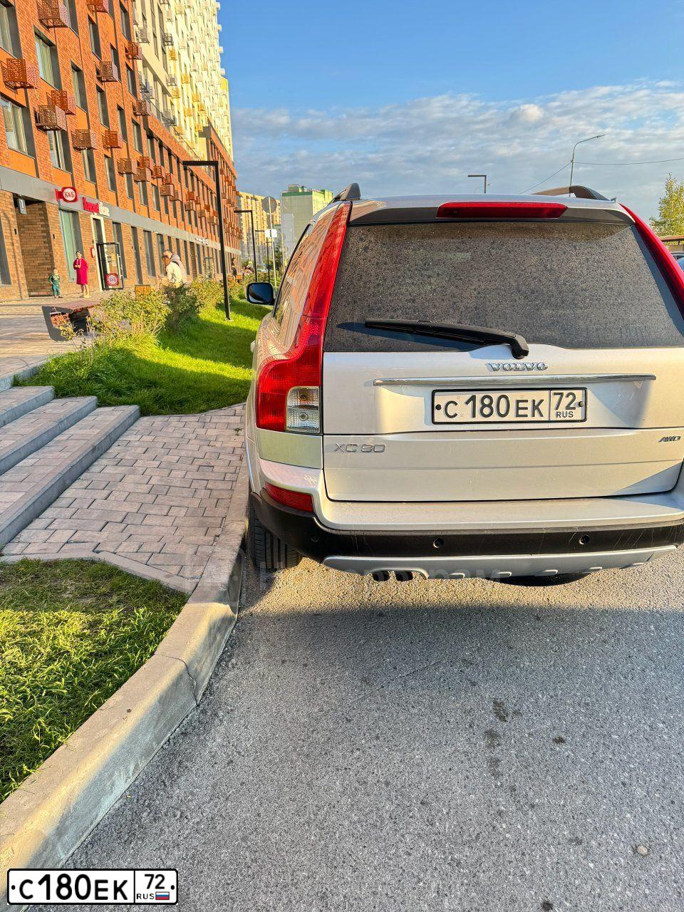 Фото автомобиля VOLVO XC90, 2006 — госномер С180ЕК72. Цвет: Серебристый