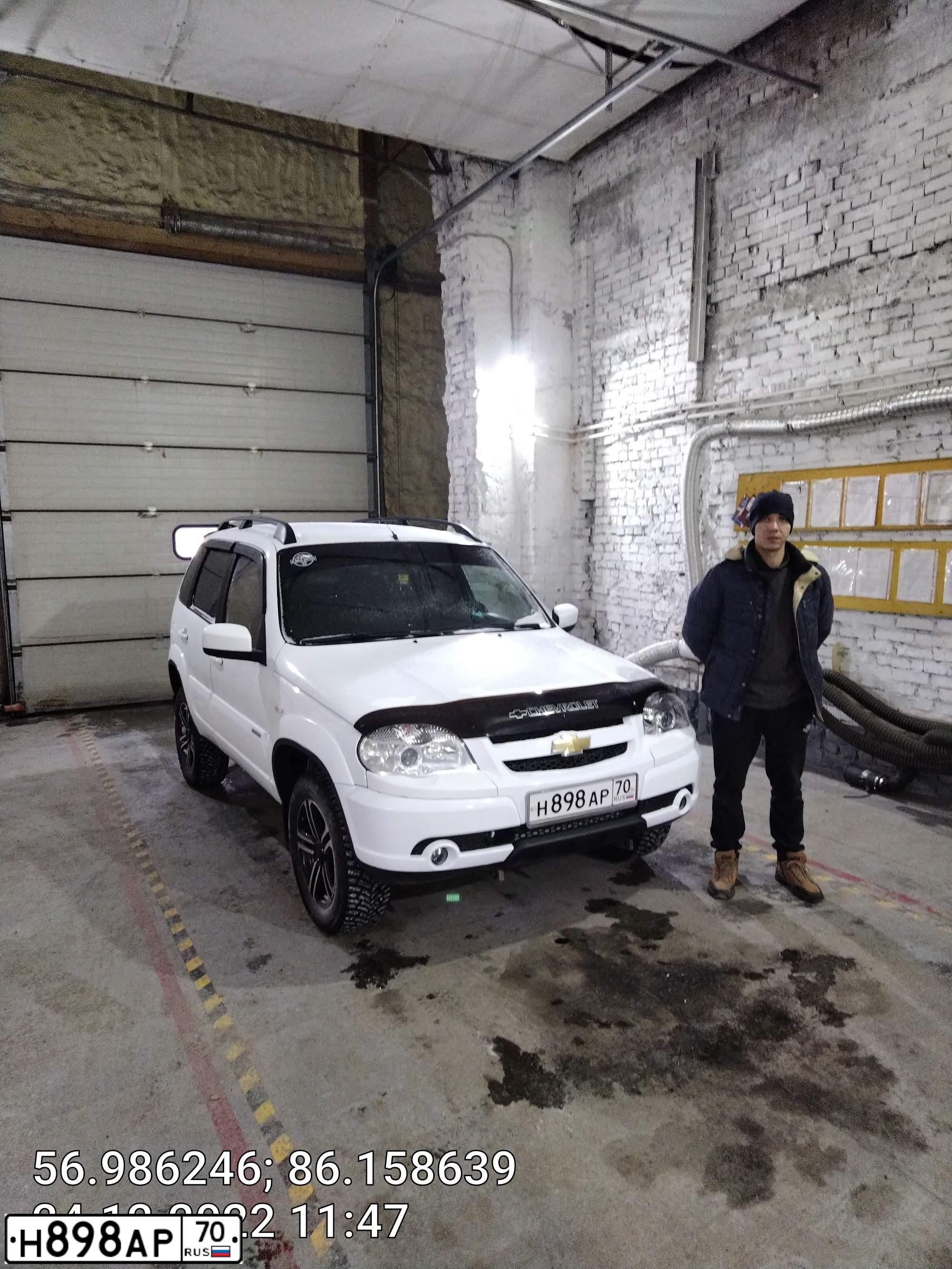 Фото автомобиля CHEVROLET NIVA, 2013 — госномер К100ВТ70. Цвет: Белый