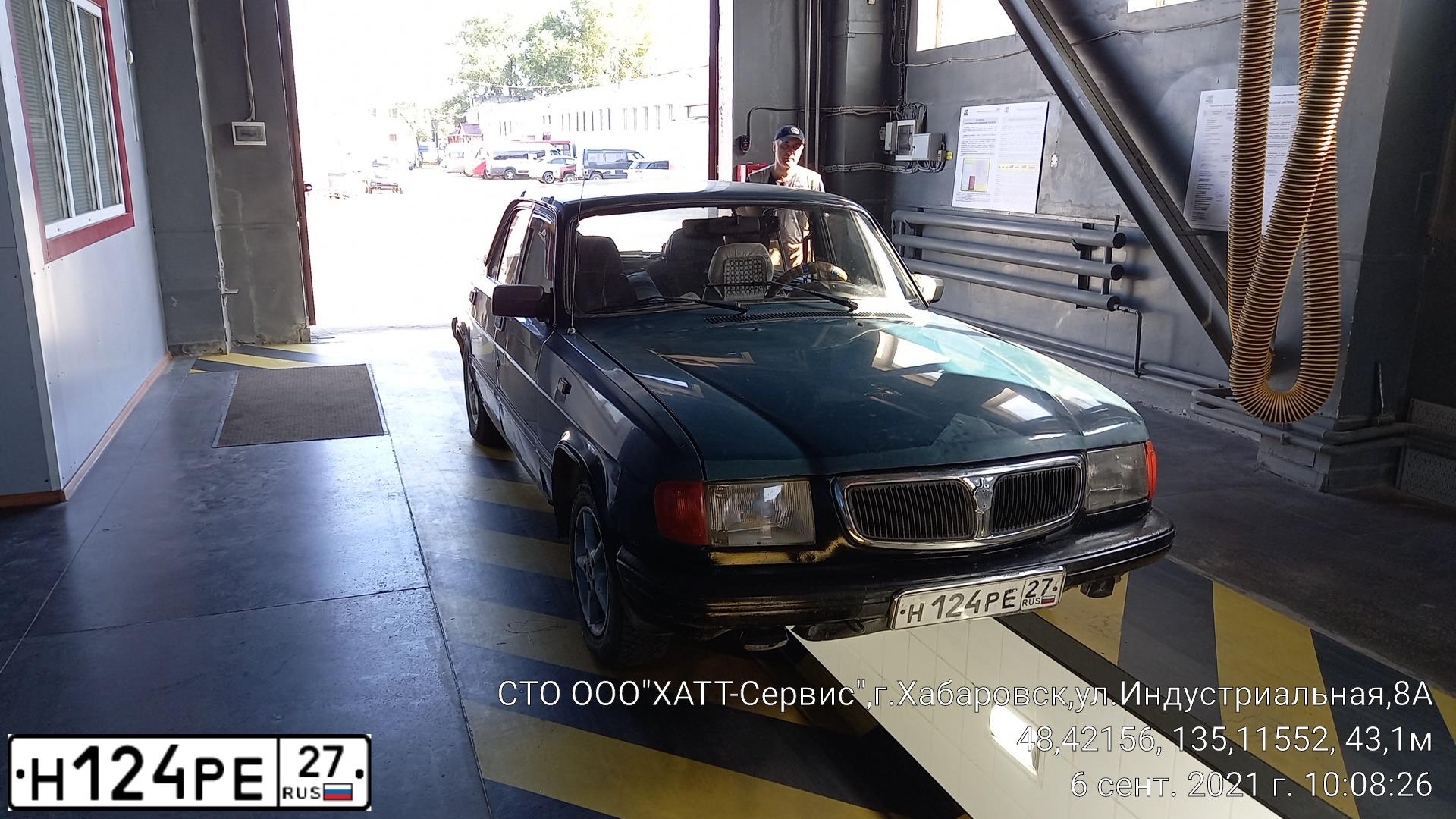 Фото автомобиля GAZ 3110 WOLGA, 1999 — госномер М555НВ27. Цвет: синий