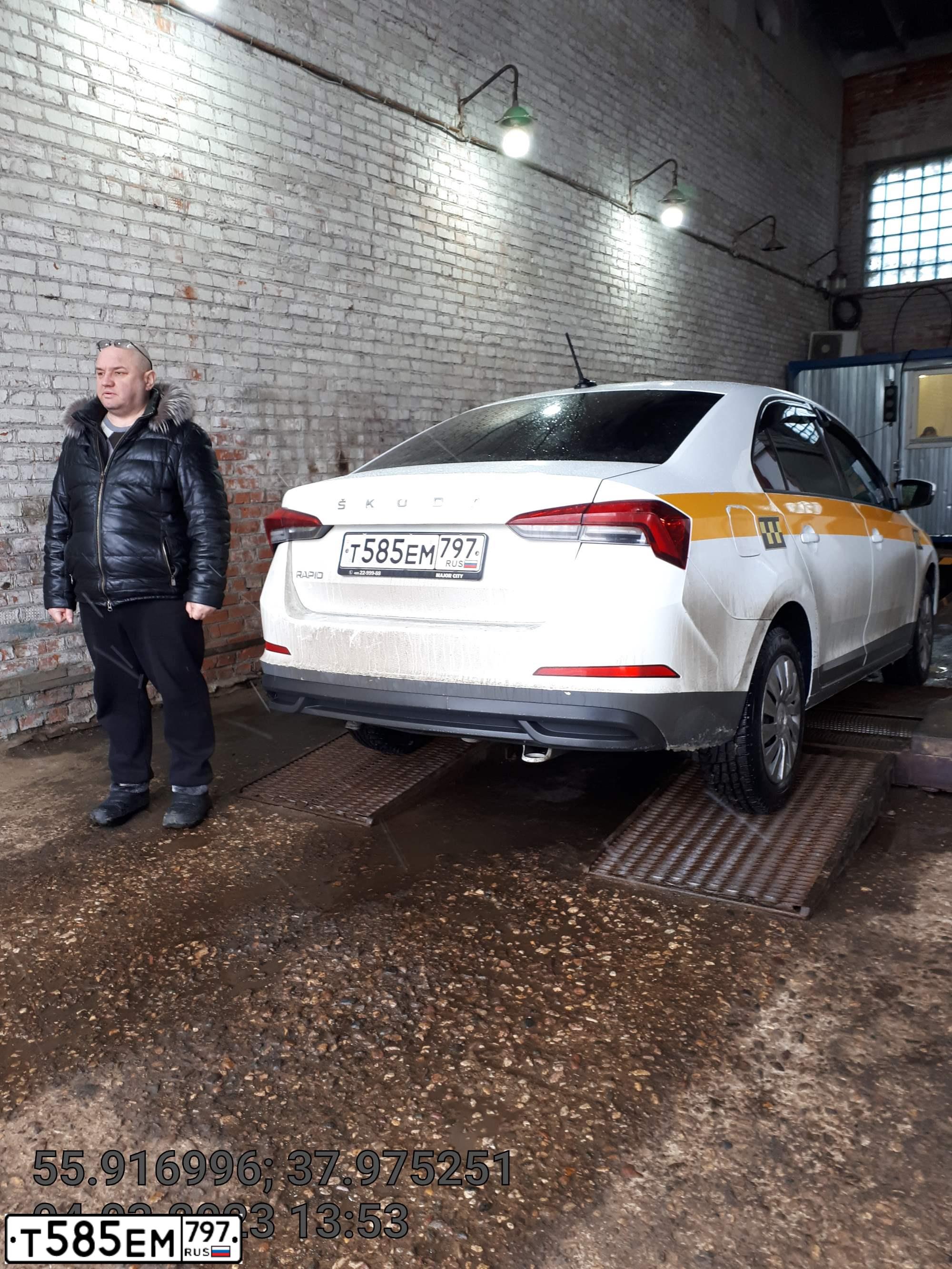 Фото автомобиля SKODA RAPID, 2021 — госномер Т585ЕМ797. Цвет: БЕЛЫЙ-ЖЕЛТЫЙ-СЕРЫЙ