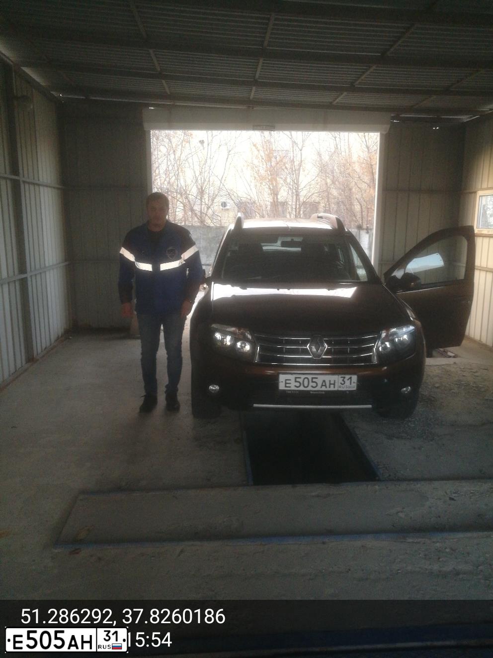 Фото автомобиля RENAULT DUSTER, 2013 — госномер Е505АН31. Цвет: КОРИЧНЕВЫЙ