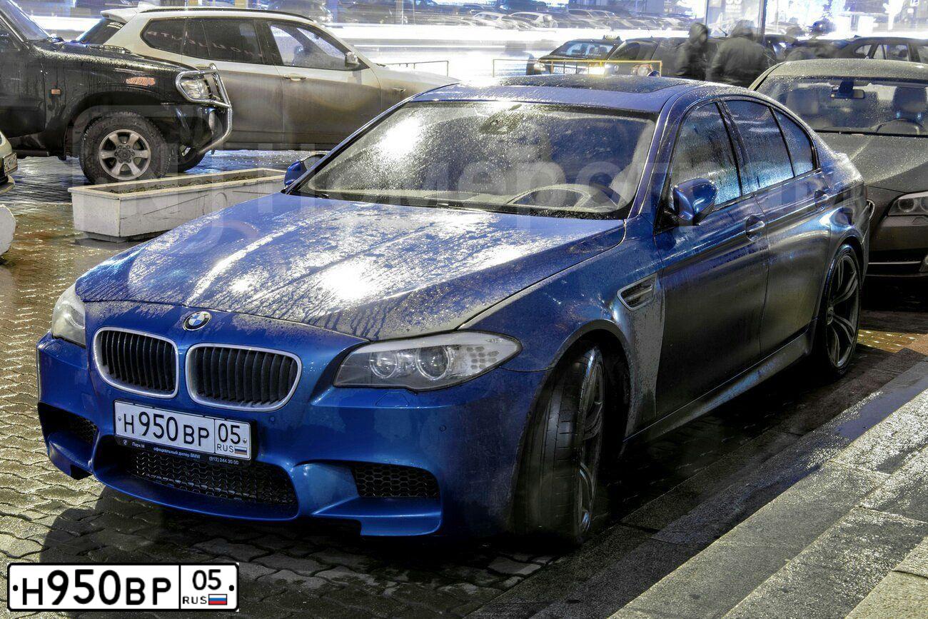 Фото автомобиля BMW M5, 2012 — госномер Н950ВР05. Цвет: СИНИЙ