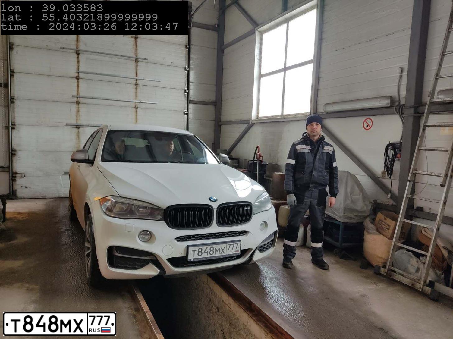 Фото автомобиля BMW X6M, 2014 — госномер Х420ТК790. Цвет: Белый