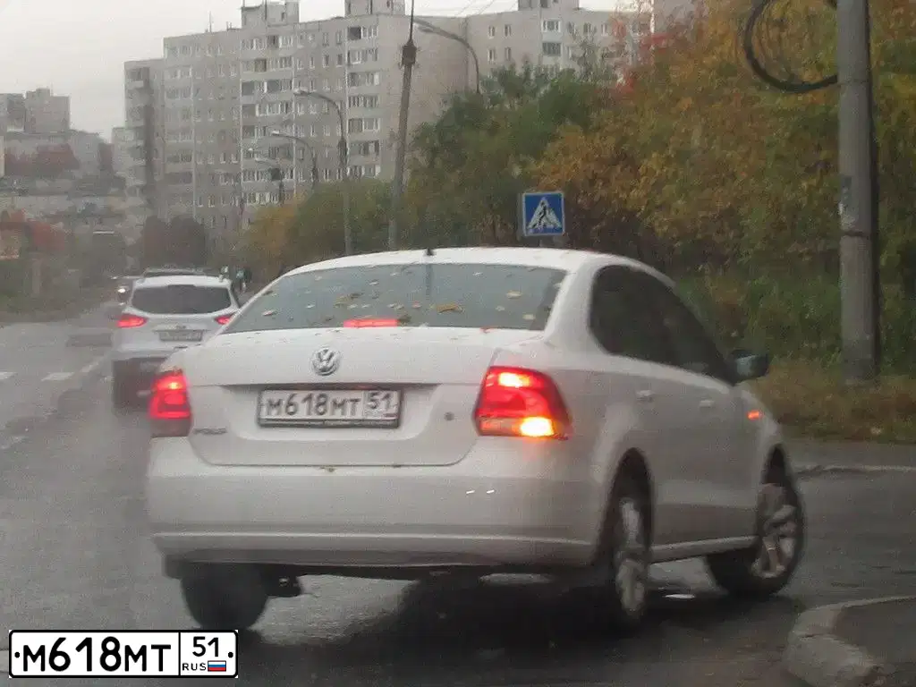 Фото автомобиля VOLKSWAGEN POLO, 2013 — госномер А410ХА51. Цвет: Белый