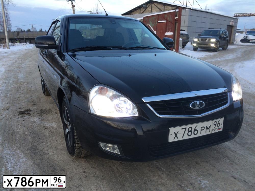Фото автомобиля LADA 2170 PRIORA, 2013 — госномер Е989ЕС196. Цвет: Сине-Черный