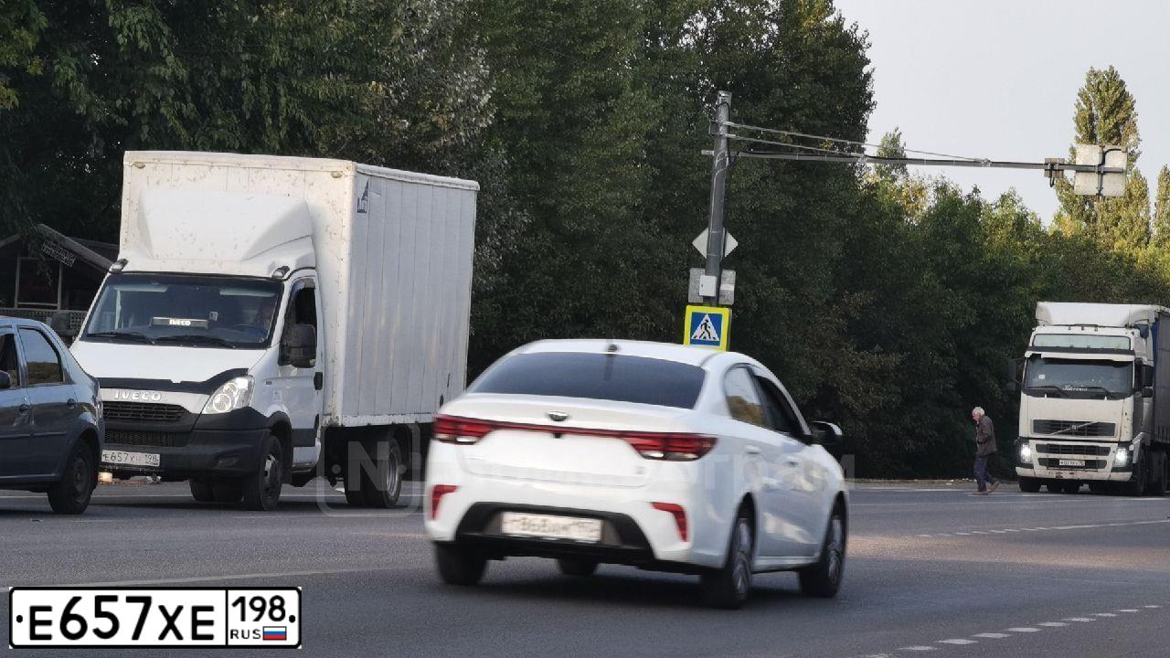 Фото автомобиля VOLKSWAGEN TIGUAN, 2020 — госномер Е657ХВ198. Цвет: Белый черный