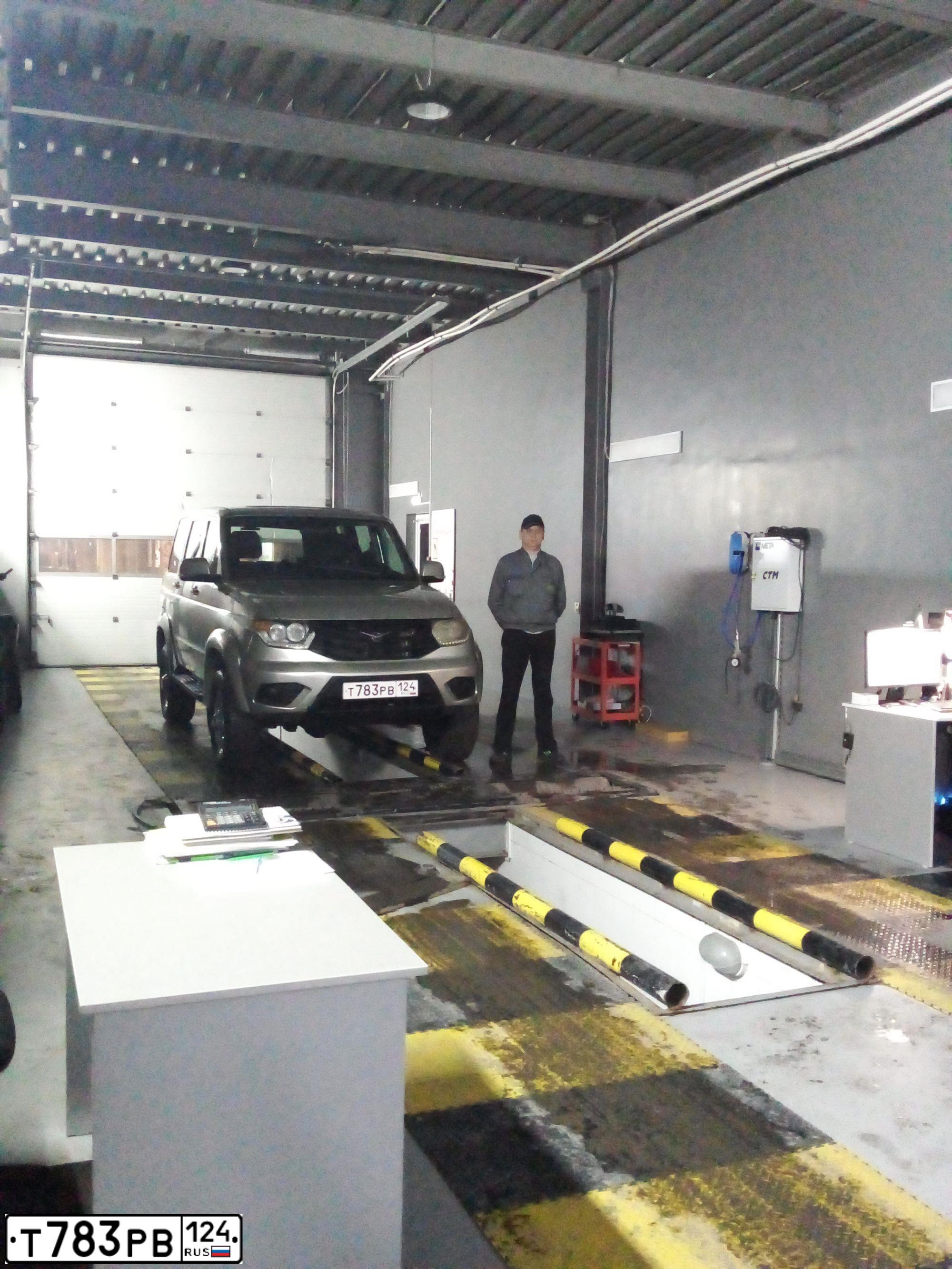 Фото автомобиля UAZ PATRIOT, 2016 — госномер О462ТР124. Цвет: ЖЕЛТО-СЕРЕБРИСТЫЙ МЕТАЛЛИК