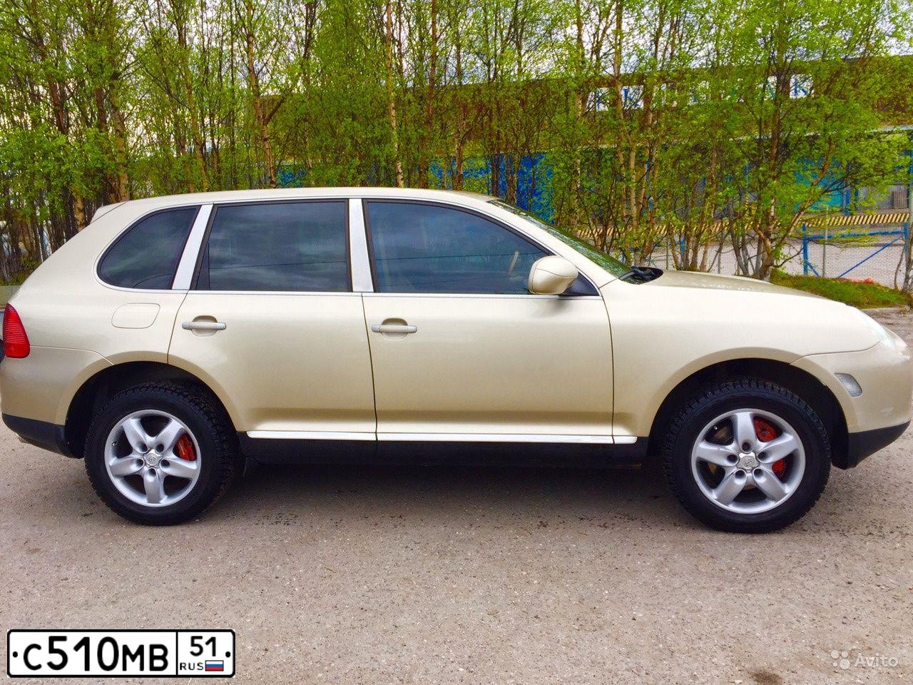 Фото автомобиля PORSCHE CAYENNE, 2003 — госномер В355НС51. Цвет: ЗОЛОТИСТЫЙ