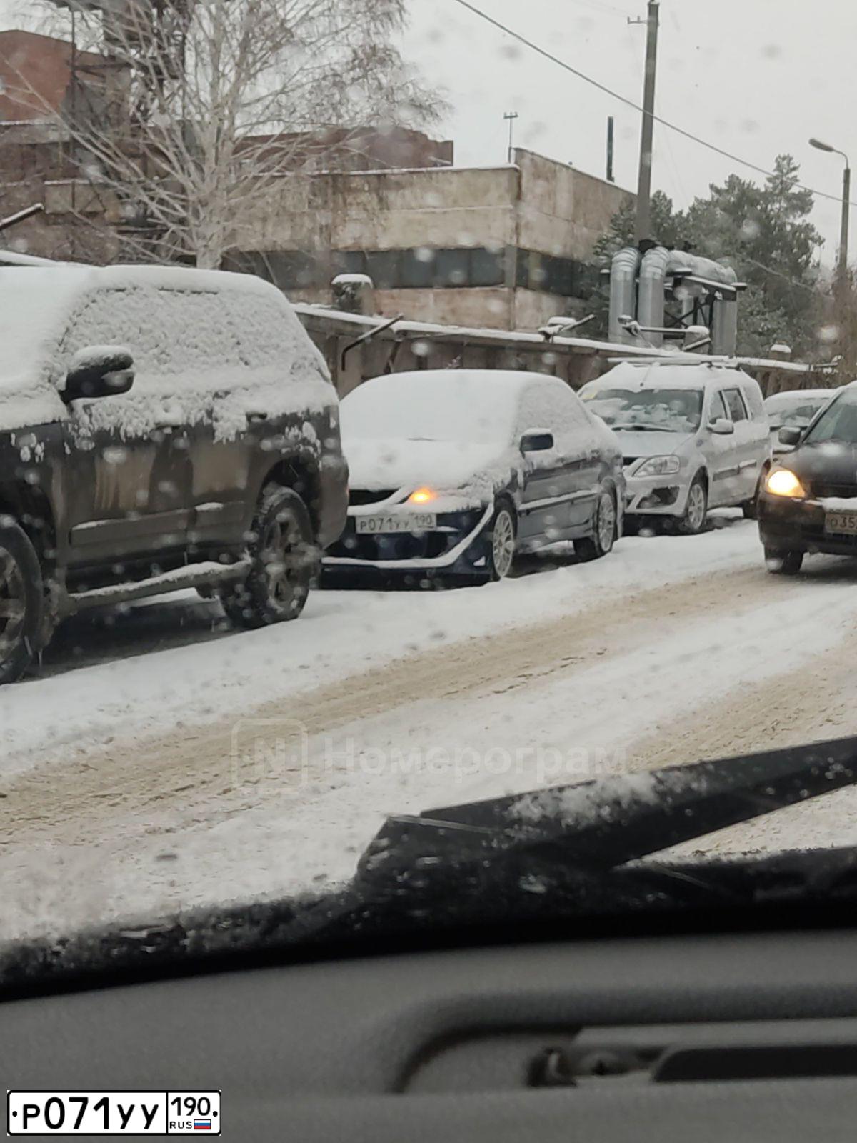Фото автомобиля MITSUBISHI LANCER, 2007 — госномер А052РМ155. Цвет: синий