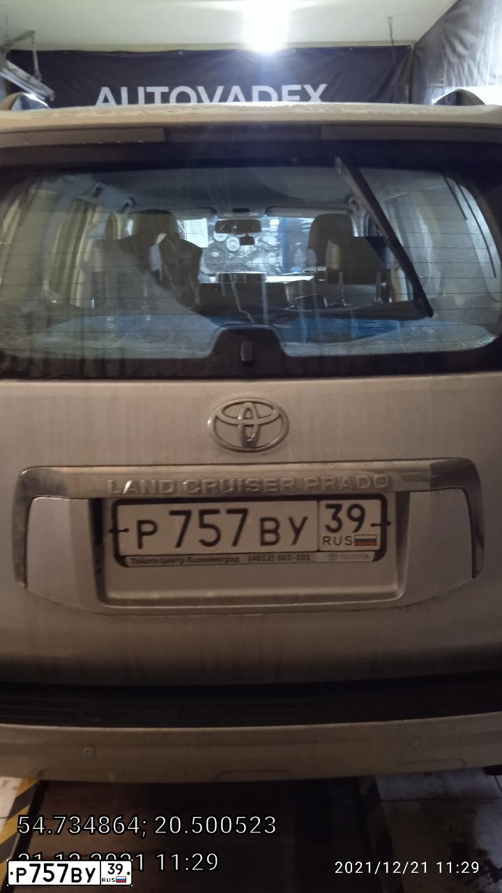 Фото автомобиля TOYOTA LANDCRUISER, 2012 — госномер Р757ВУ39. Цвет: СЕРЕБРИСТЫЙ