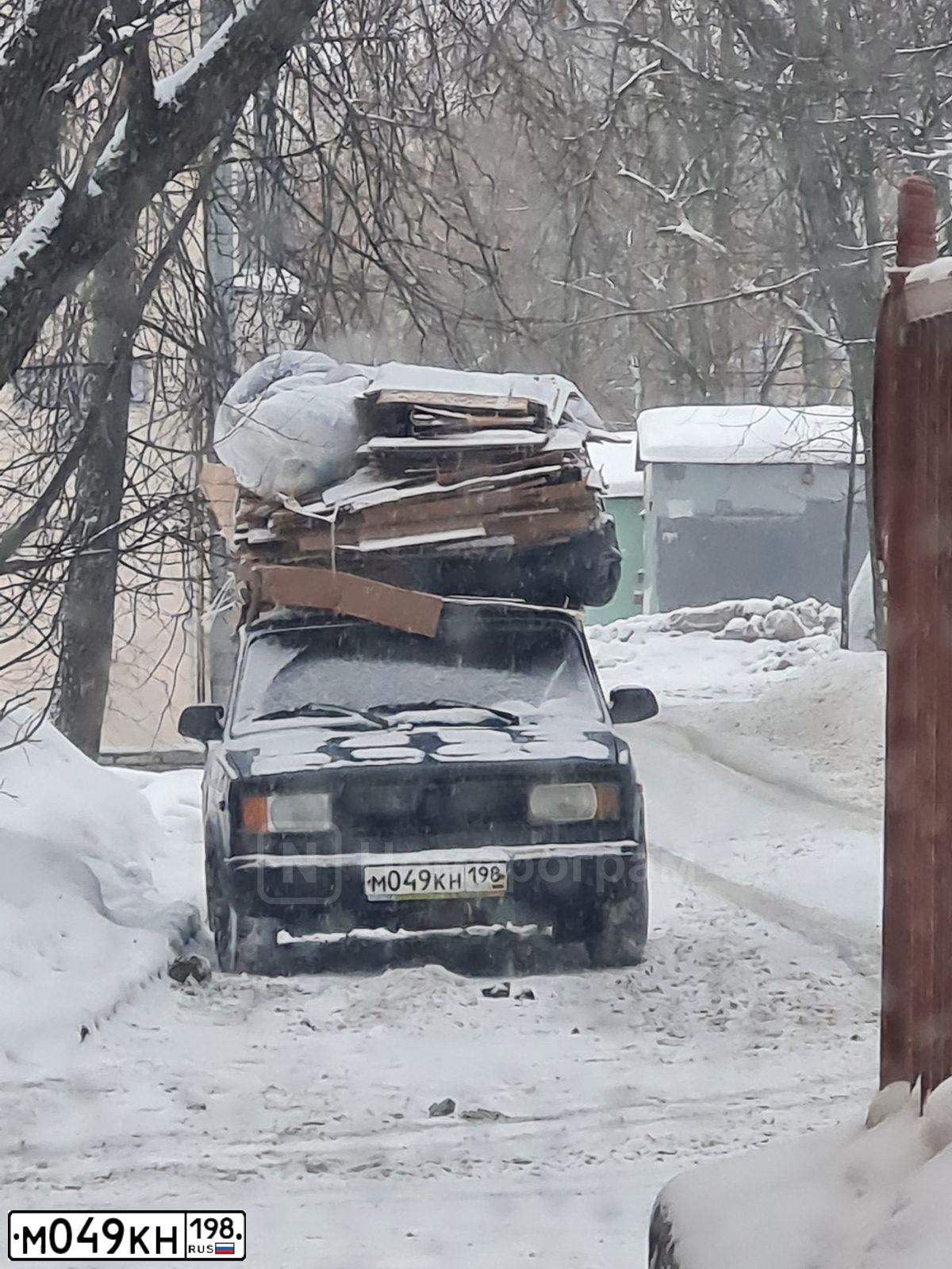 Фото автомобиля LADA 2104 LADA, 2006 — госномер М049КН198. Цвет: ЗЕЛЕНЫЙ АВОКАДО