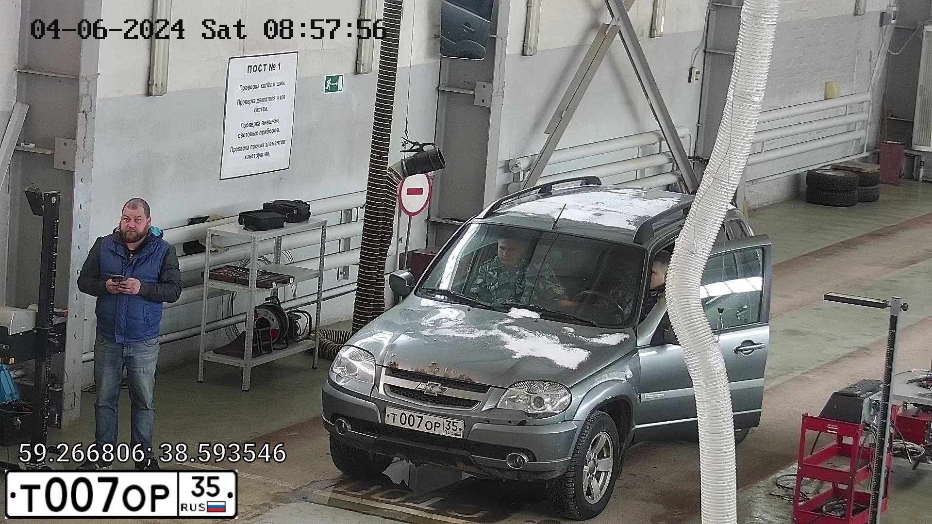Фото автомобиля CHEVROLET NIVA, 2011 — госномер М680МЕ35. Цвет: Темно-серый металлик
