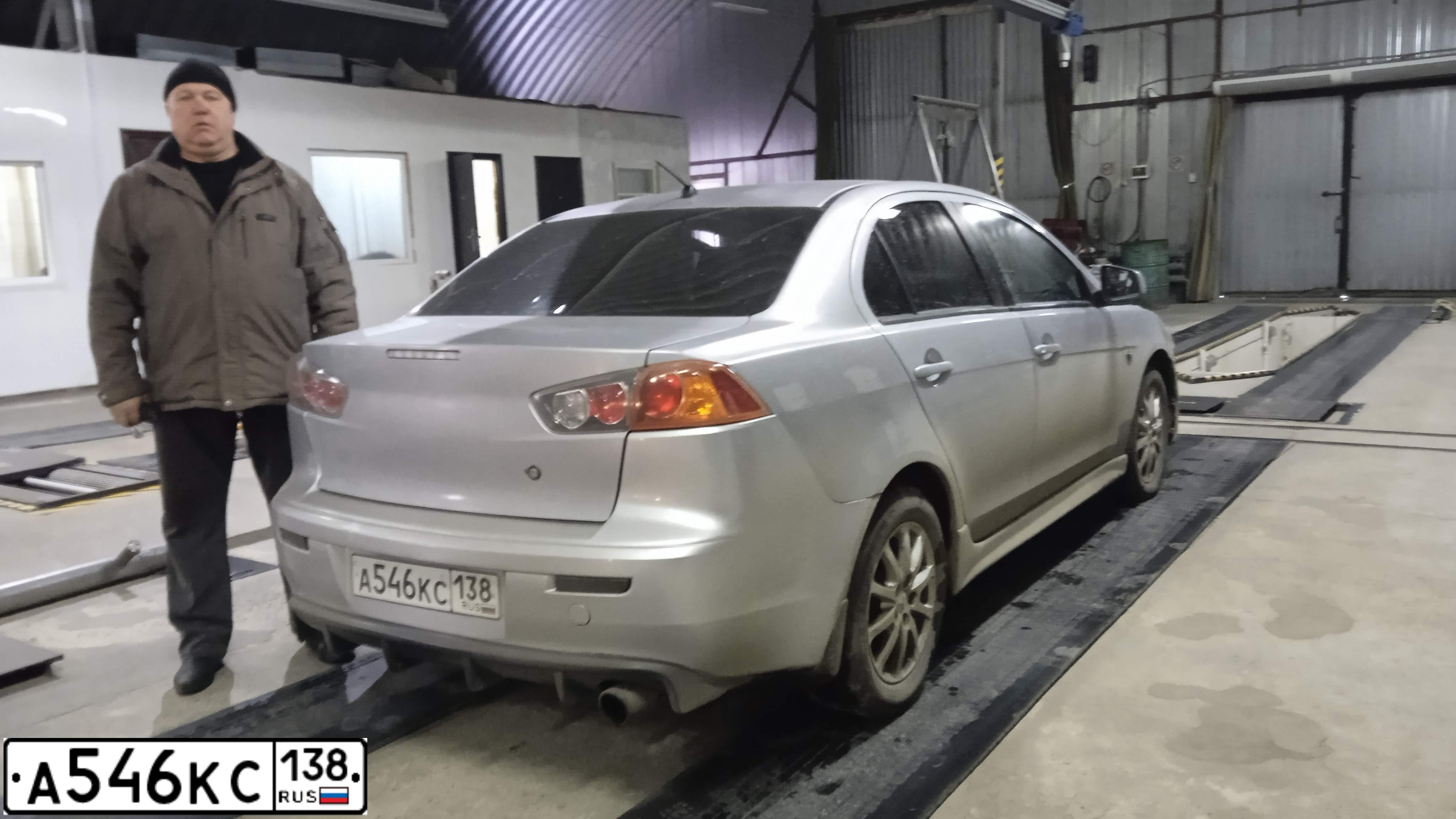 Фото автомобиля MITSUBISHI LANCER, 2010 — госномер В182МА138. Цвет: СЕРЕБРИСТЫЙ