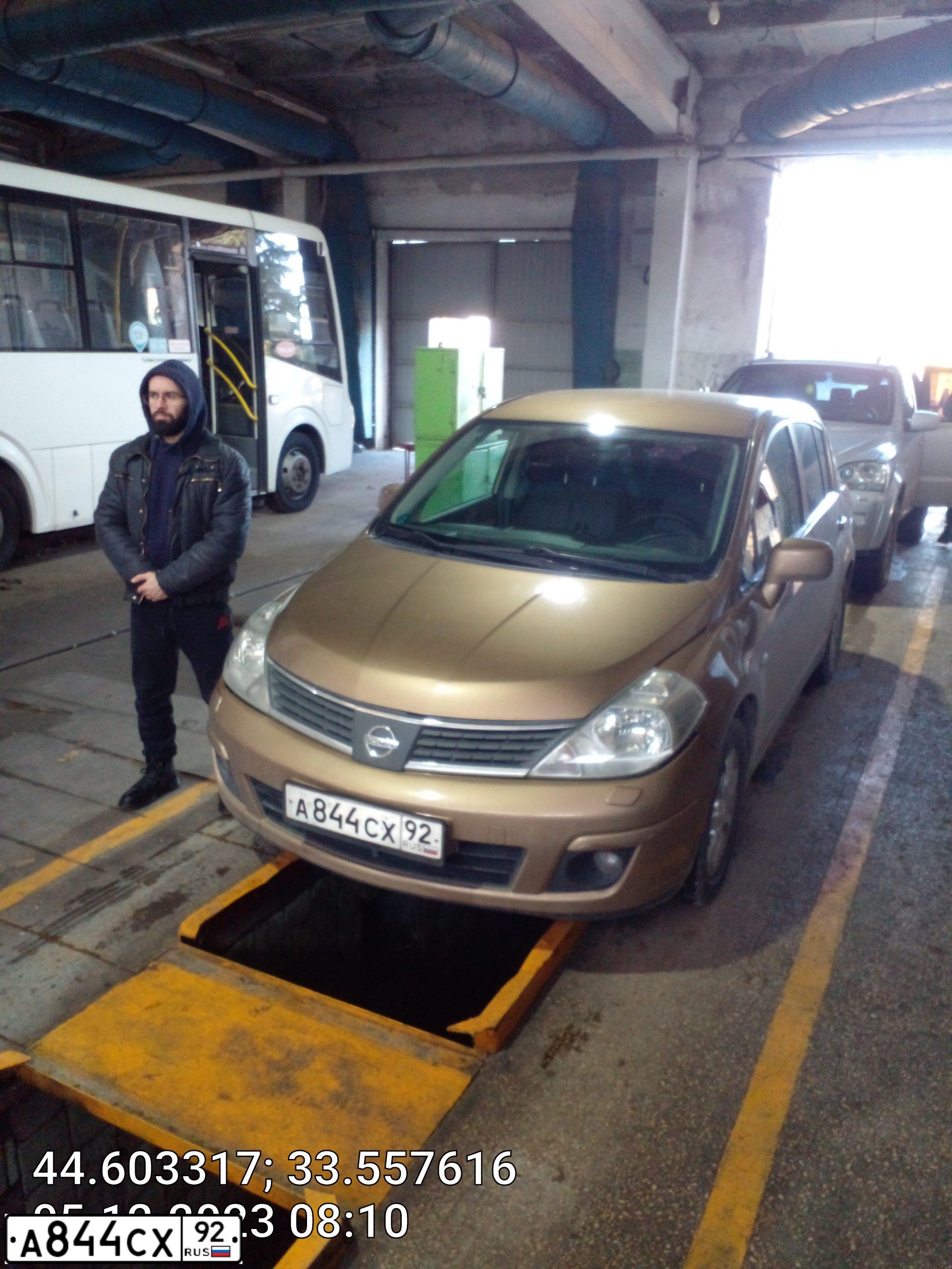 Фото автомобиля NISSAN TIIDA, 2007 — госномер Х137АУ12. Цвет: бронзовый